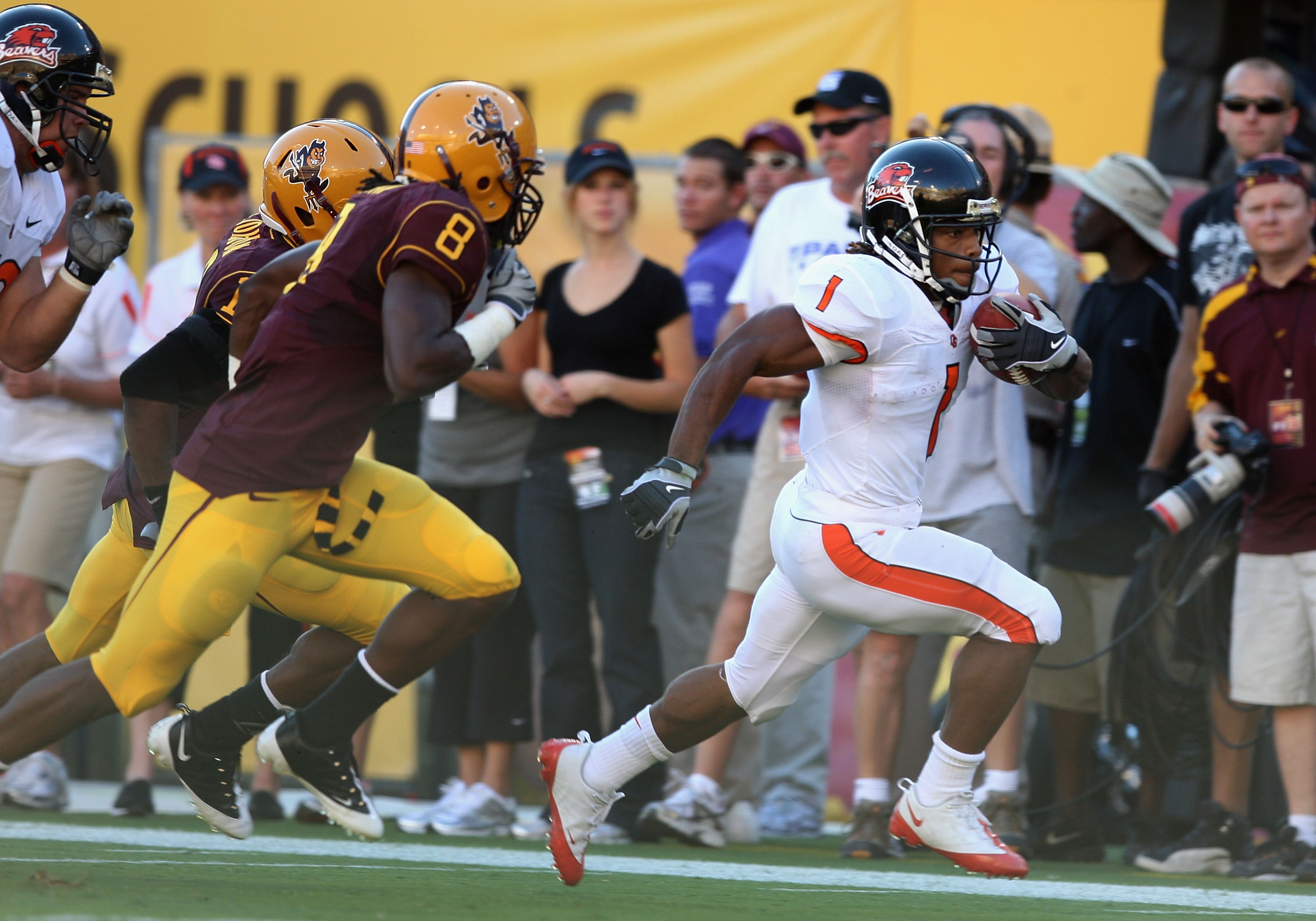 TEMPE, AZ - OCTOBER 03: Runningback Jacquizz Rodgers #1 of the Oregon State Beavers rushes the ball for a 32 yard touchdown against the Arizona State Sun Devils during the first quarter of the college football game at Sun Devil Stadium on October 3, 2009