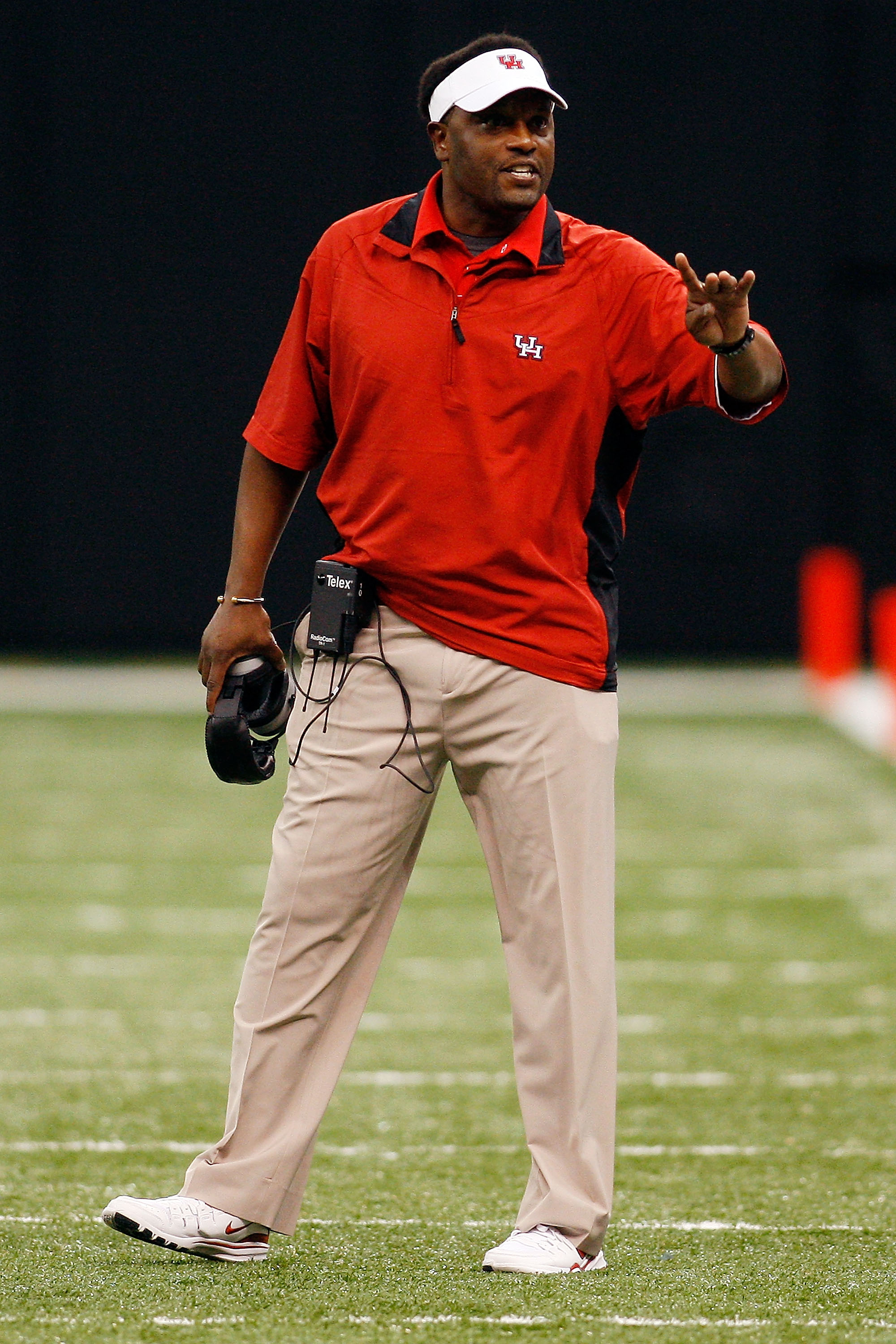 NEW ORLEANS - OCTOBER 17:  Head coach Kevin Sumlin of the Houston Cougars talks with his team during the game against the Tulane Green Wave at the Louisiana Superdome on October 17, 2009 in New Orleans, Louisiana. The Cougars defeated the Green Wave 44-16