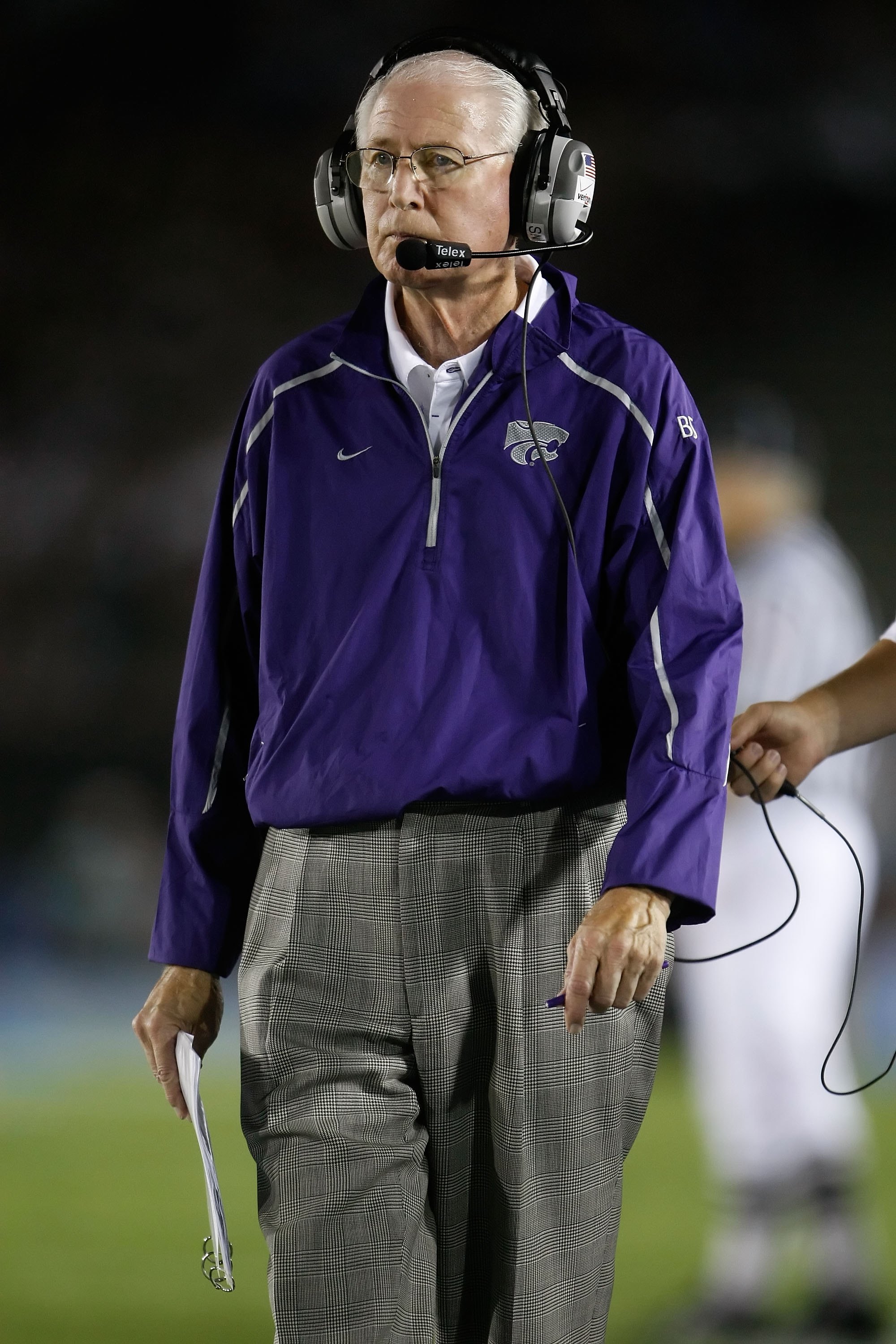 PASADENA, CA - SEPTEMBER 19:  Kansas State Wildcats head coach Bill Snyder looks on against the UCLA Bruins at the Rose Bowl on September 19, 2009 in Pasadena, California. UCLA defeated Kansas State 23-9.  (Photo by Jeff Gross/Getty Images)