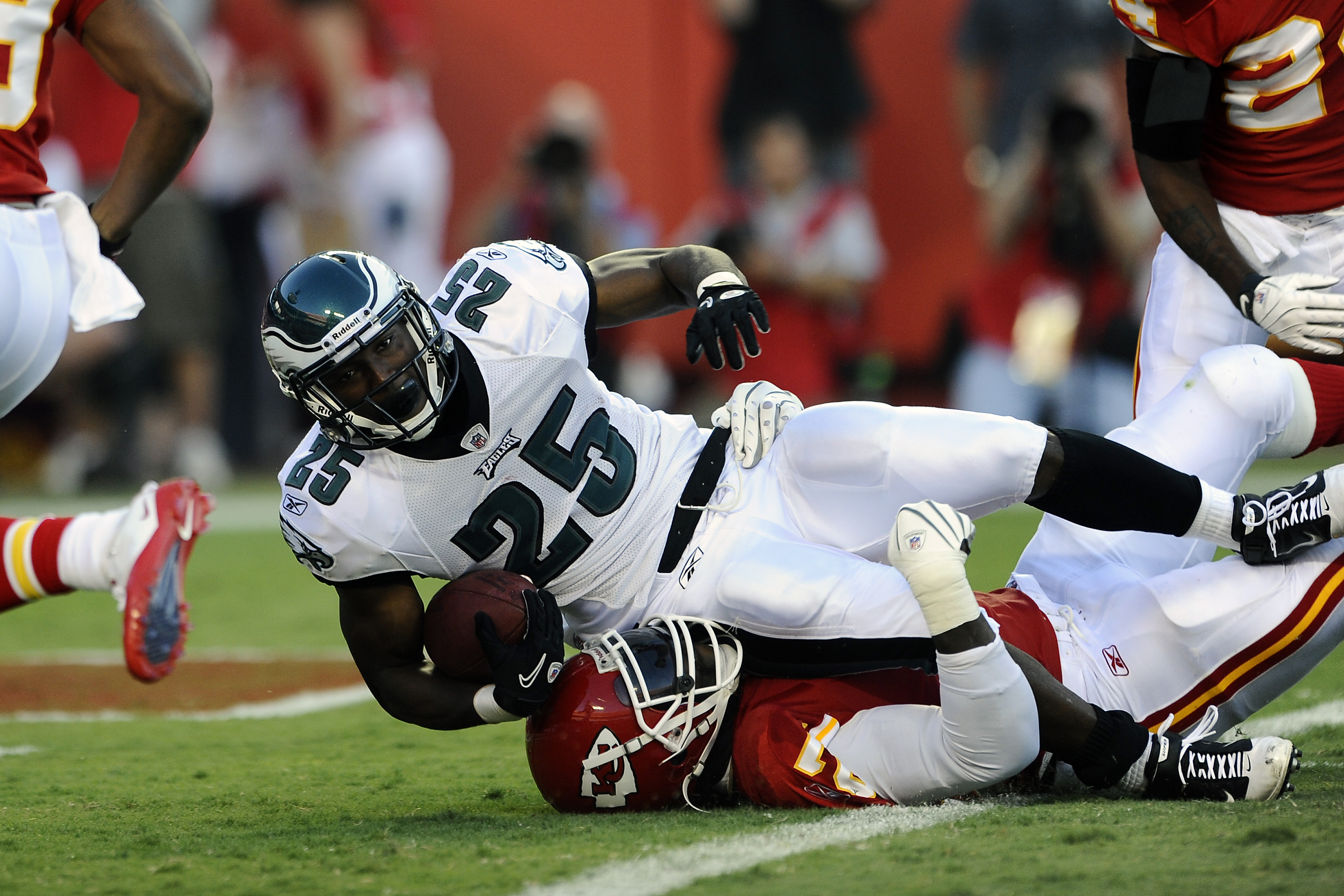 26 October 2009: Eagles WR/PR DeSean Jackson (10) returns a punt. The  Philadelphia Eagles defeated