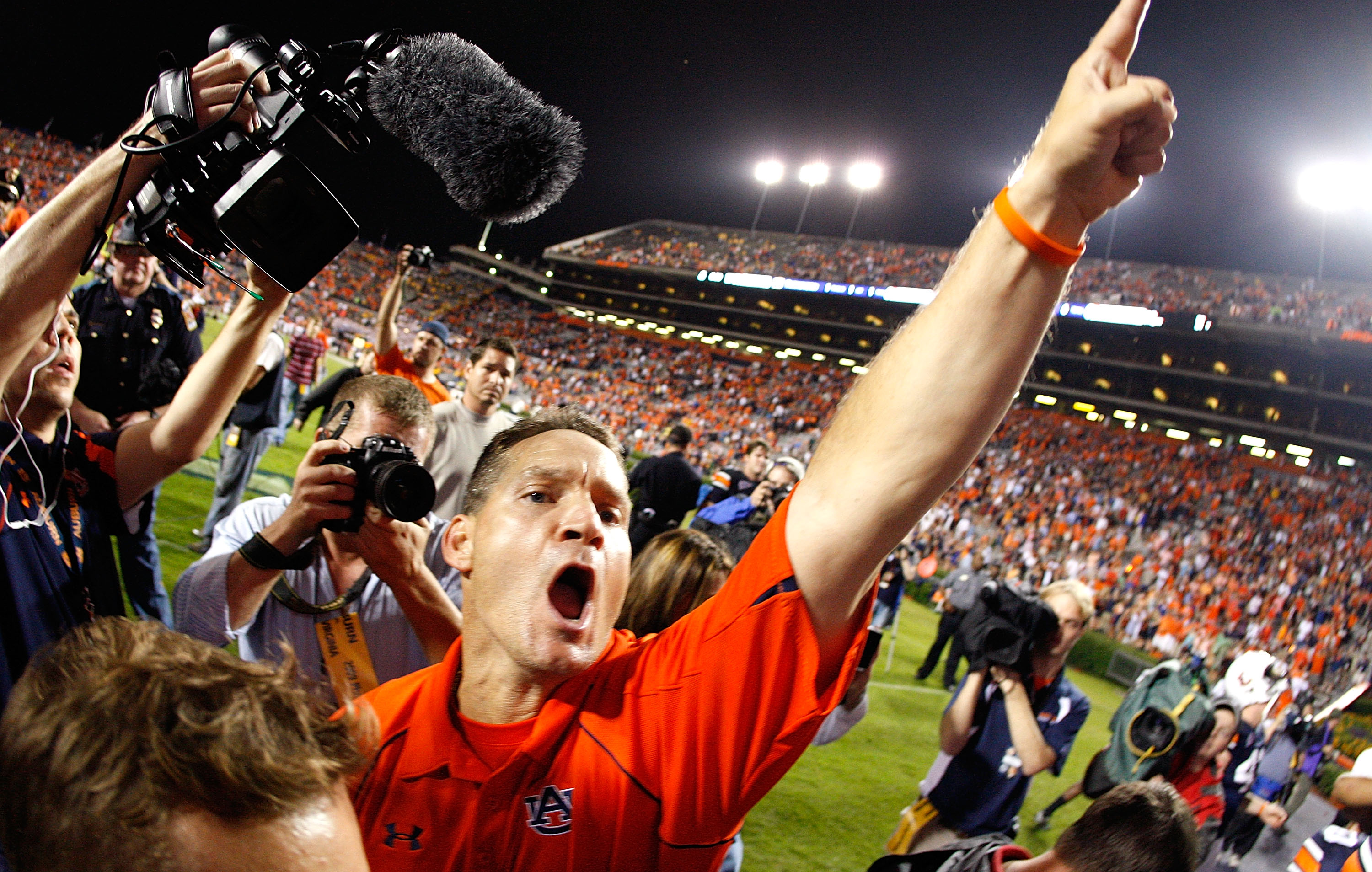 AUBURN, AL - SEPTEMBER 19: Head coach Gene Chizik of the Auburn Tigers celebrates their 41-30 win over the West Virginia Mountaineers at Jordan-Hare Stadium on September 19, 2009 in Auburn, Alabama. (Photo by Kevin C. Cox/Getty Images)