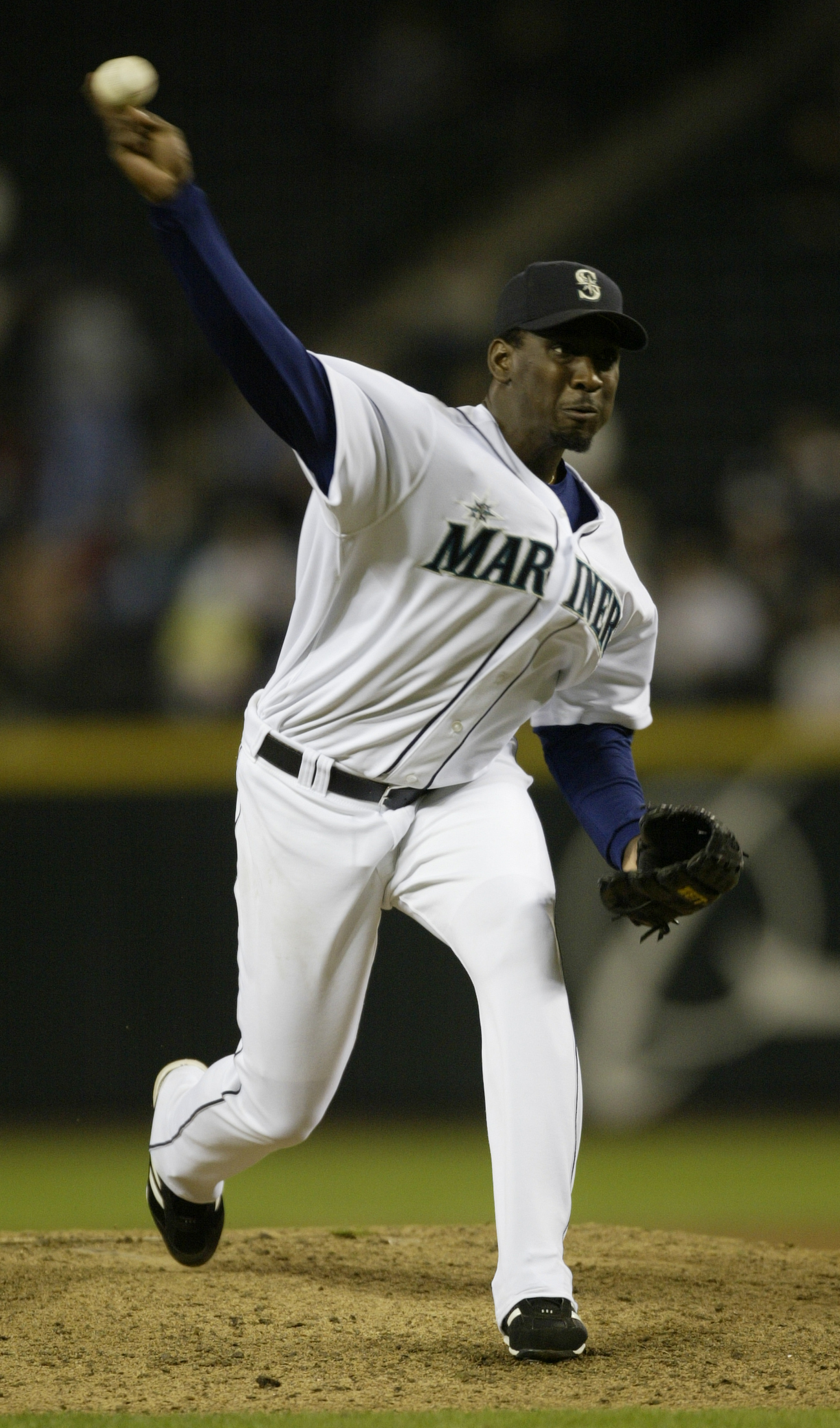 SEATTLE - SEPTEMBER 29:  Rafael Soriano #39 of the Seattle Mariners pitches against the Texas Rangers on September 29, 2005 at Safeco Field in Seattle, Washington.  (Photo by Otto Greule Jr/Getty Images)