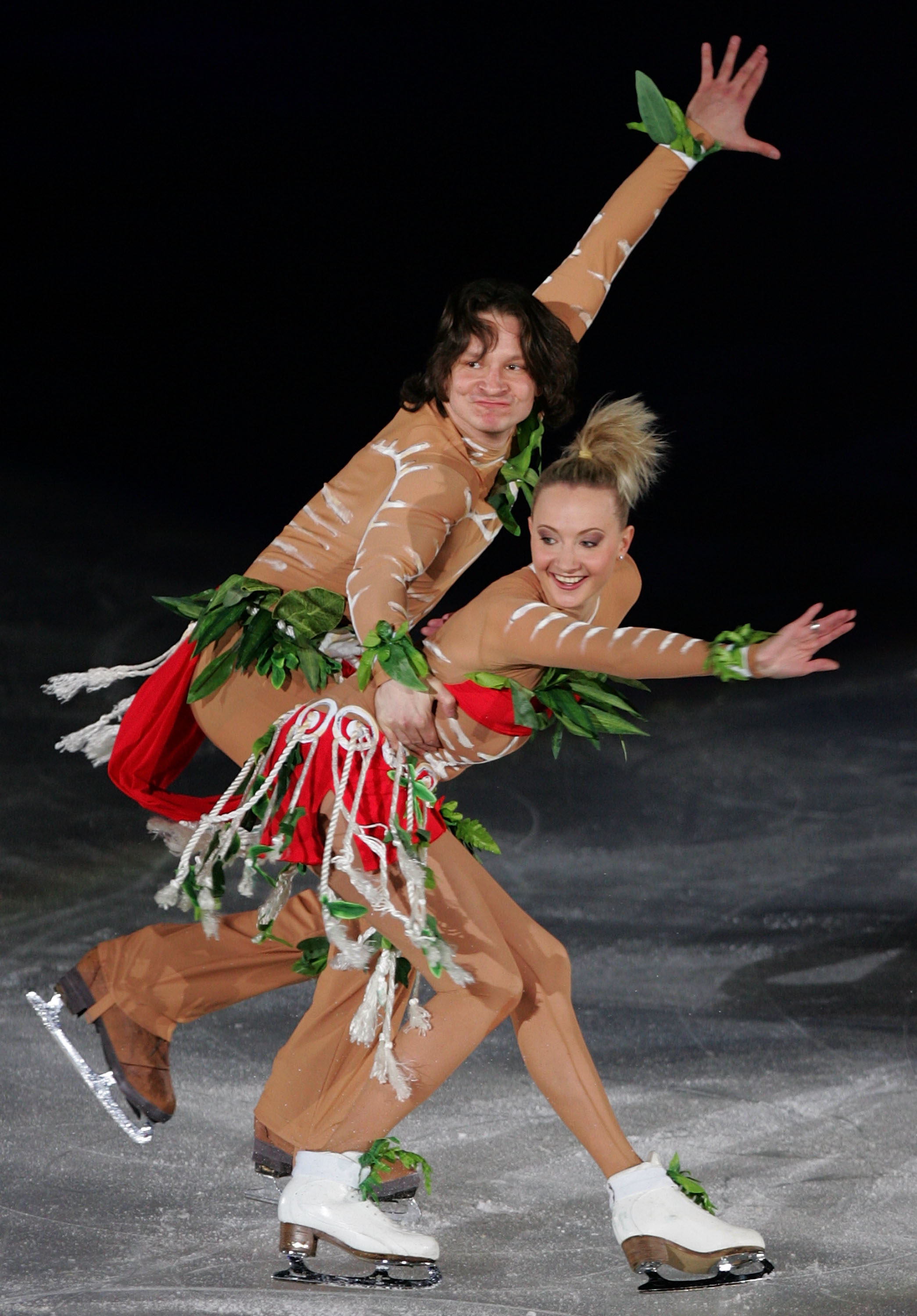 SEOUL, SOUTH KOREA - APRIL 16:  Oksana Domnina and Maxim Shabalin of Russia perform during Festa on Ice 2010 at Olympic gymnasium on April 16, 2010 in Seoul, South Korea.  (Photo by Chung Sung-Jun/Getty Images)