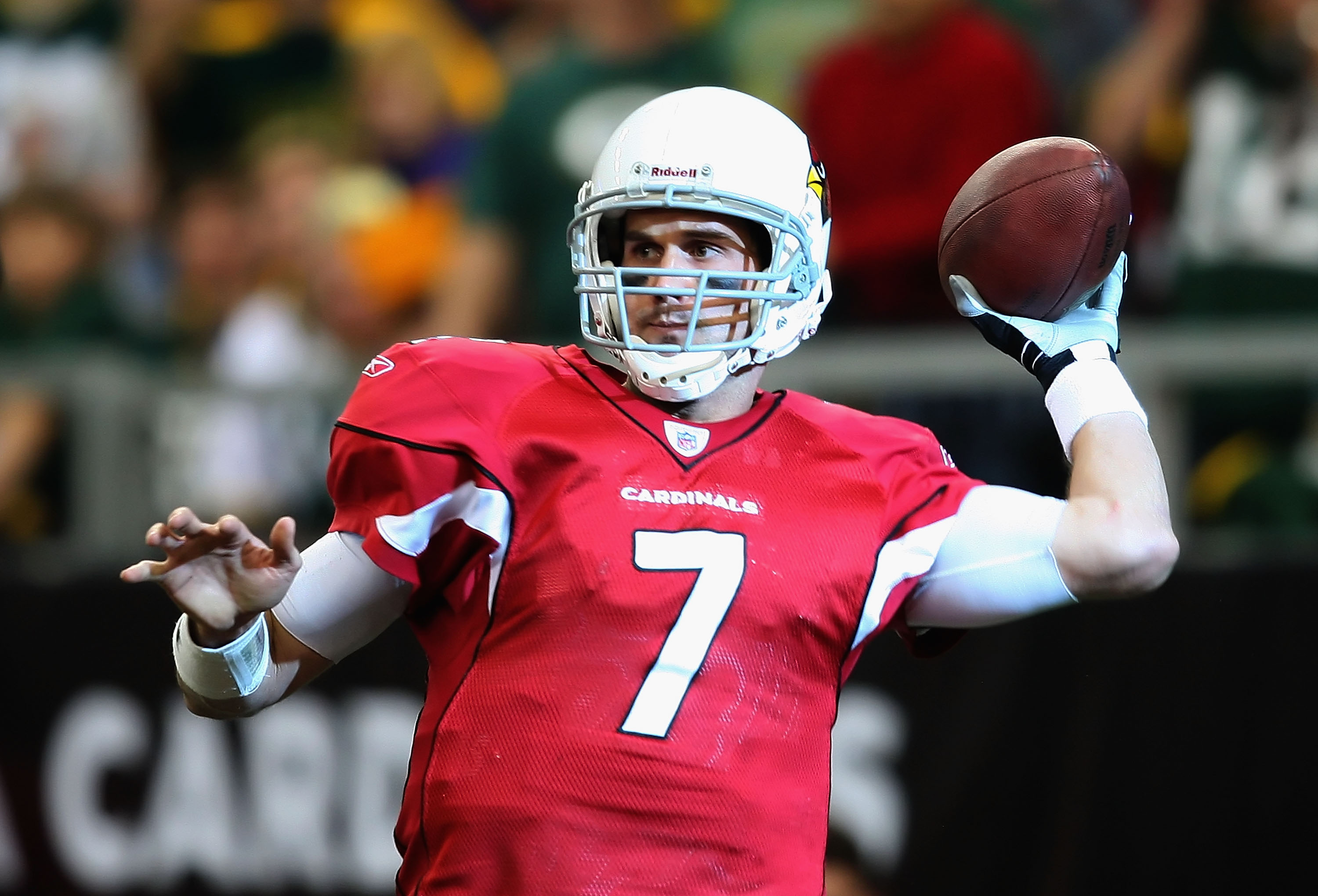 GLENDALE, AZ - JANUARY 03:  Quarterback Matt Leinart #7 of the Arizona Cardinals throws the ball against the Green Bay Packers during the NFL game at the Universtity of Phoenix Stadium on January 3, 2010 in Glendale, Arizona.  (Photo by Christian Petersen