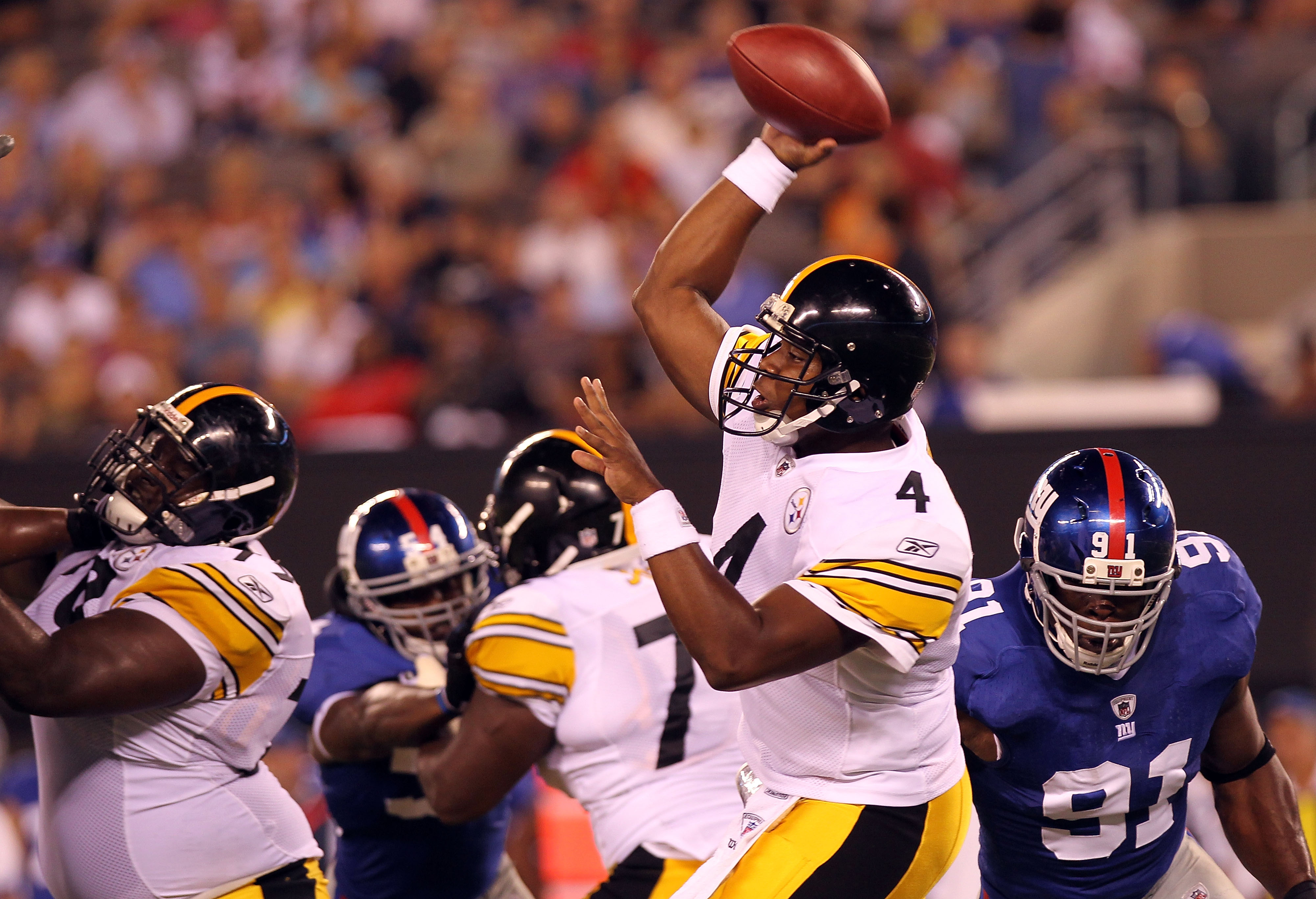 EAST RUTHERFORD, NJ - AUGUST 21:  Byron Leftwich #4 of the Pittsburgh Steelers passes against the New York Giants during their preseason game at New Meadowlands Stadium on August 21, 2010 in East Rutherford, New Jersey.  (Photo by Nick Laham/Getty Images)