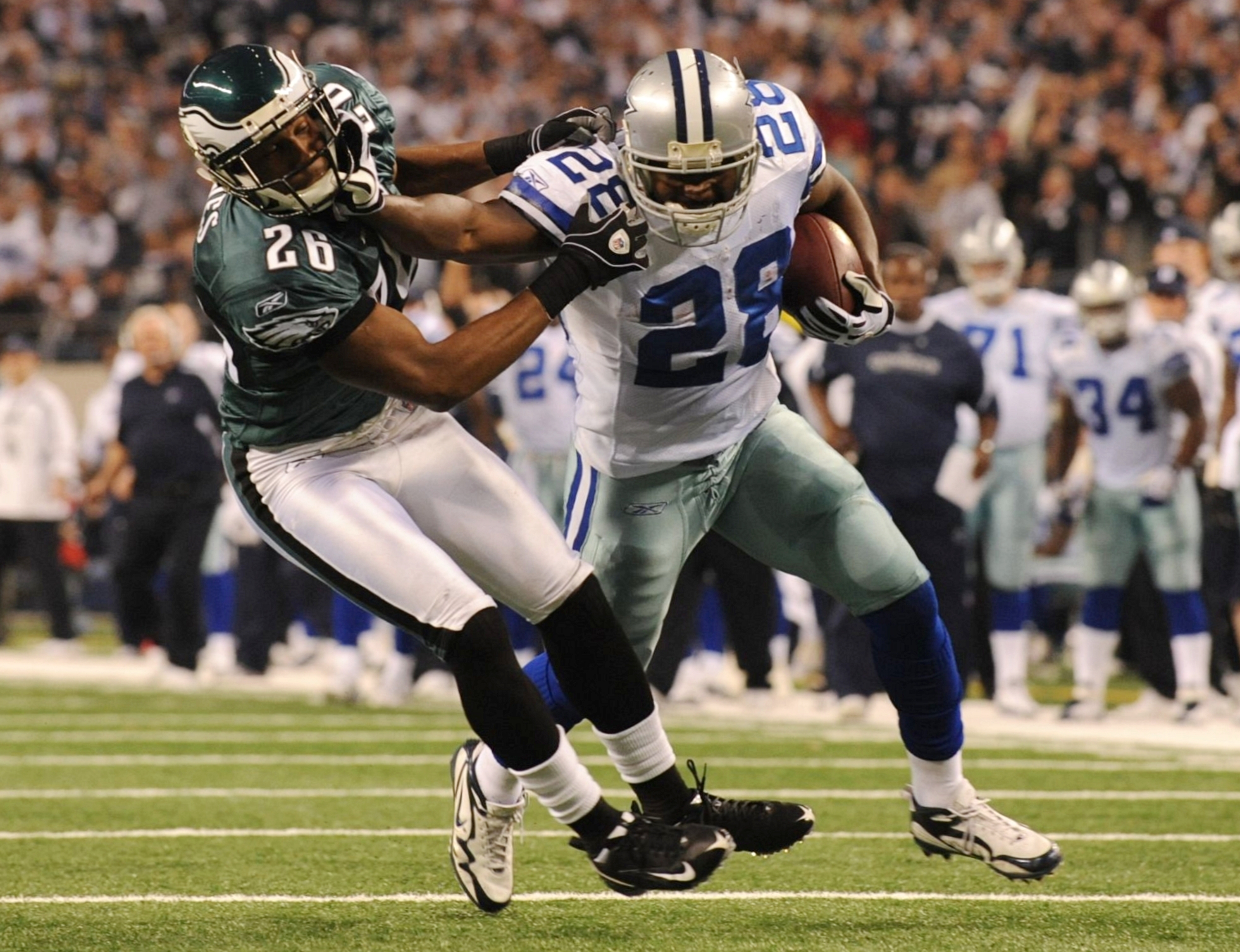 Dallas Cowboys running back Felix Jones (28) bursts up the middle in first  half action in the NFL - NFC Playoffs football game between the  Philadelphia Eagles and Dallas Cowboys at Cowboys