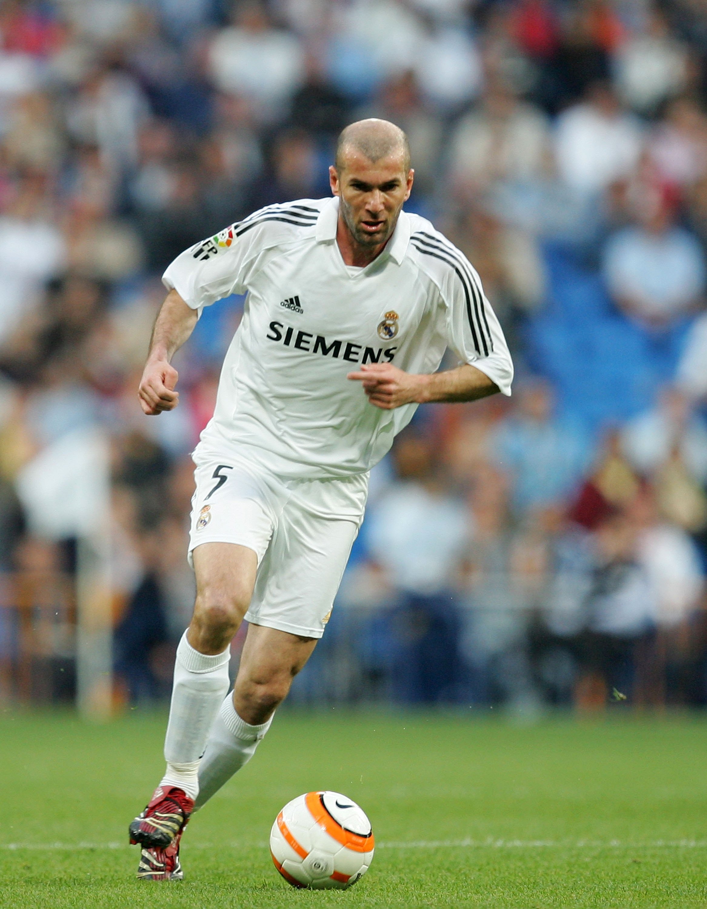 MADRID, SPAIN - APRIL 08:  Zinedine Zidane of Real Madrid dribblres with the ball during the Primera Liga match between Real Madrid and Real Sociedad at the Santiago Bernabeu stadium on April 8, 2006 in Madrid, Spain.  (Photo by Denis Doyle/Getty Images)