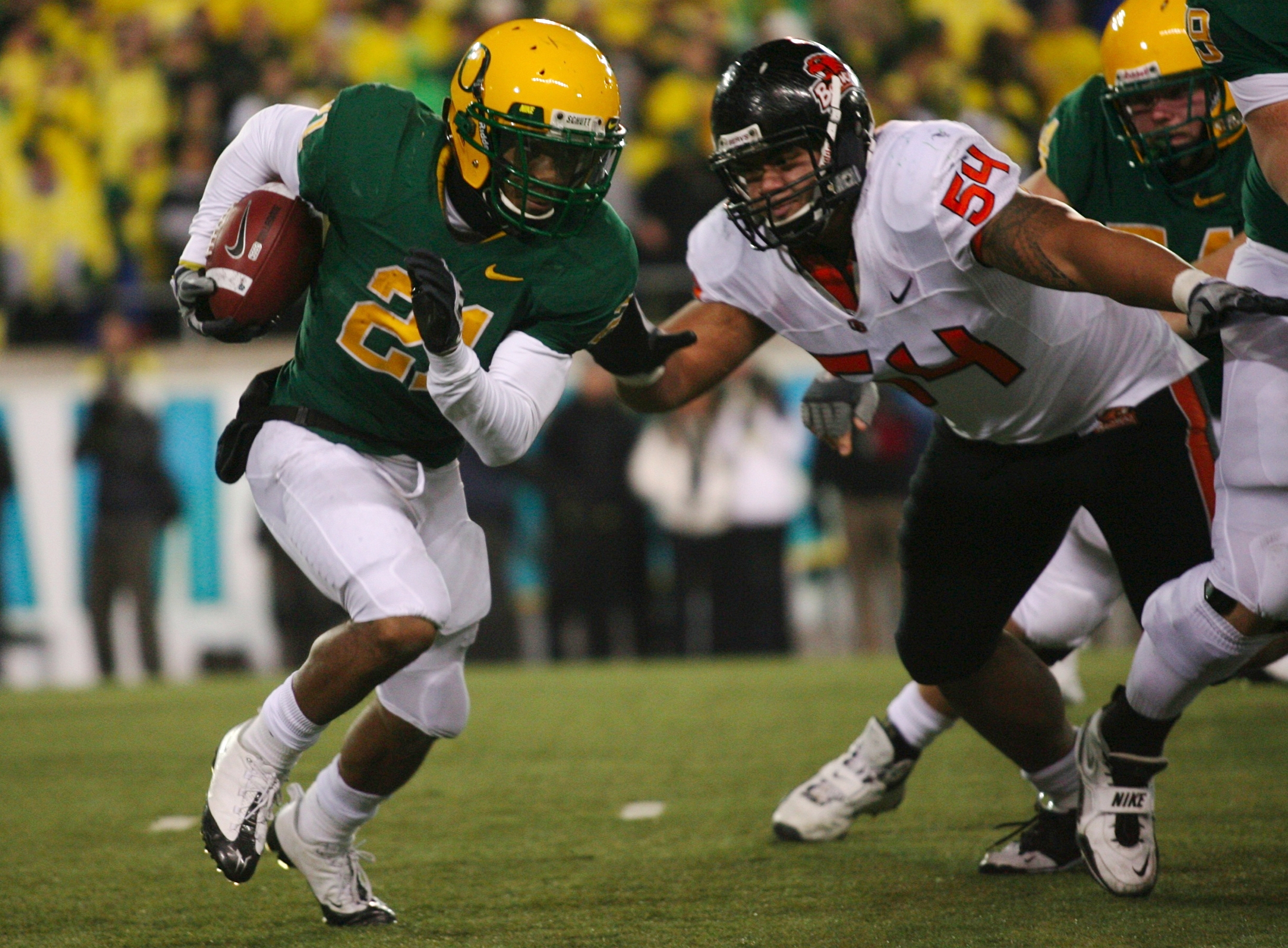 EUGENE, OR - DECEMBER 03: Running back LaMichael James #21 of the Oregon Ducks rushes with the ball past tackle Stephen Paea #54 of the Oregon State Beavers at Autzen Stadium on December 3, 2009 in Eugene, Oregon. (Photo by Tom Hauck/Getty Images)