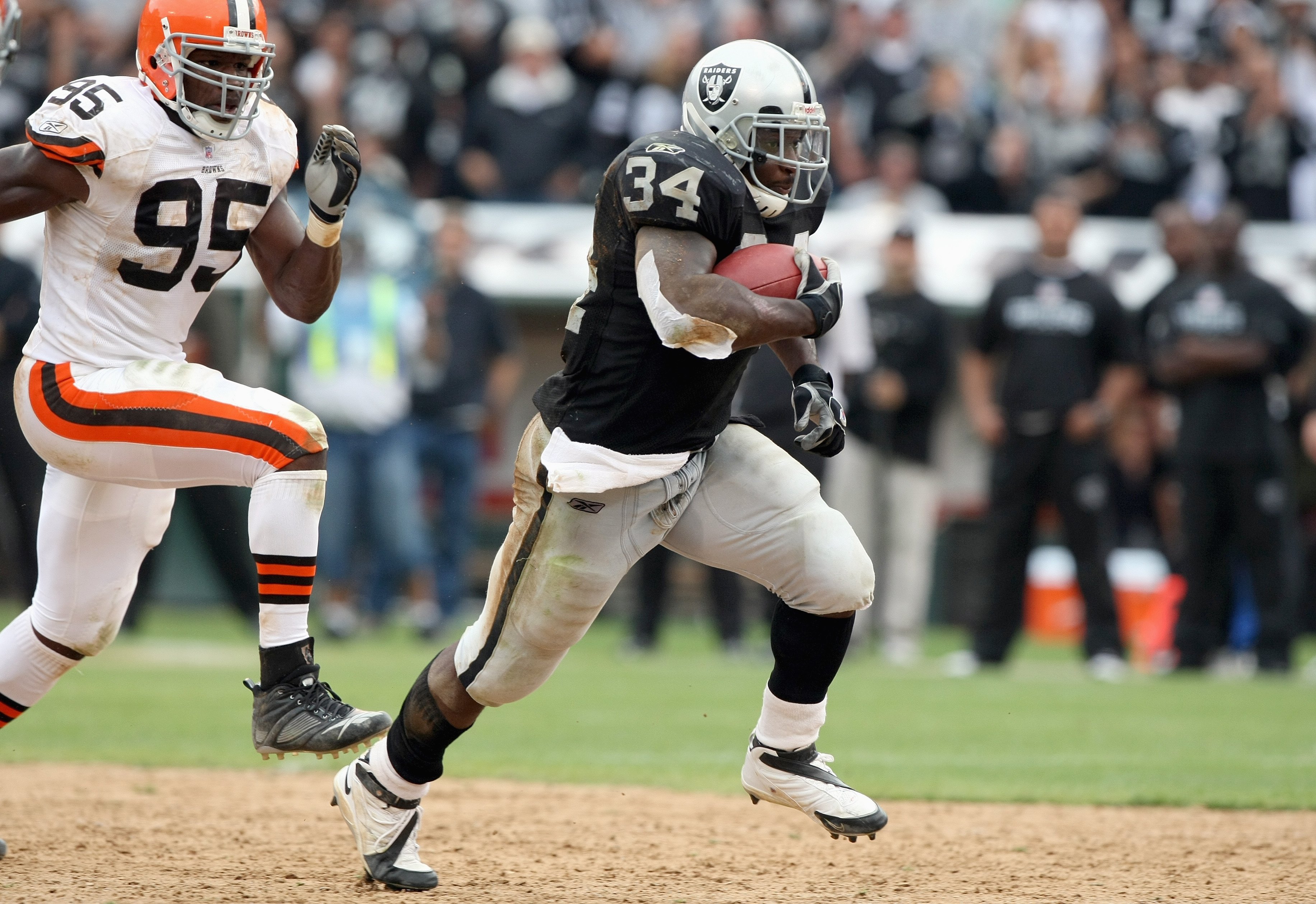 Justin Fargas of the Oakland Raiders dives into the endzone for a News  Photo - Getty Images