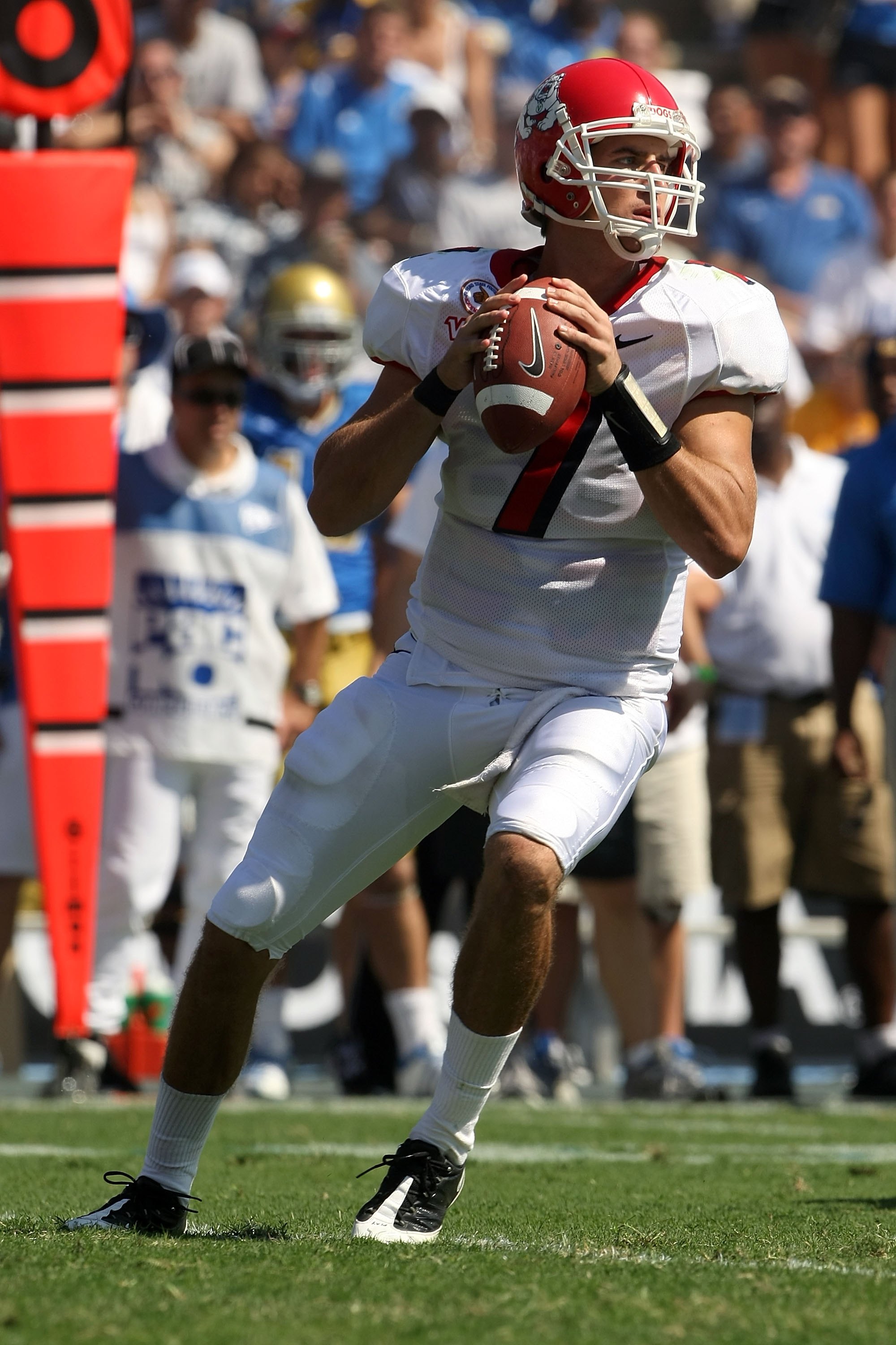 PASADENA, CA - SEPTEMBER 27: Quarterback Tom Brandstater #7 of the Frenso State Bulldogs looks to pass against the UCLA Bruins during the game on September 27, 2008 at the Rose Bowl in Pasadena, California. (Photo by Stephen Dunn/Getty Images)