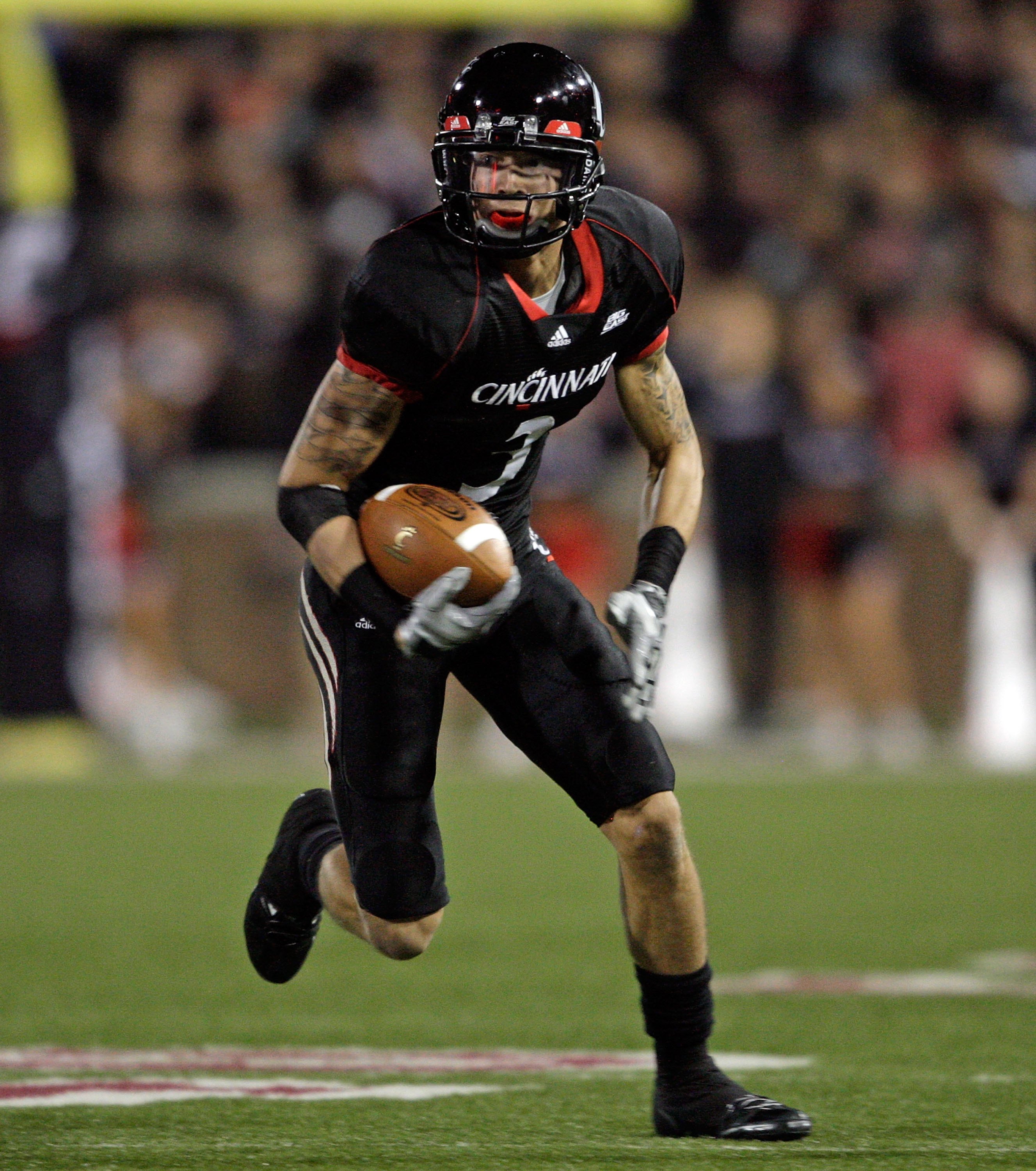 CINCINNATI - NOVEMBER 07: D J Woods #3 of the Cincinnati Bearcats runs with the ball against the Connecticut Huskies during the Big East Conference game at Nippert Stadium on November 7, 2009 in Cincinnati, Ohio. (Photo by Andy Lyons/Getty Images)