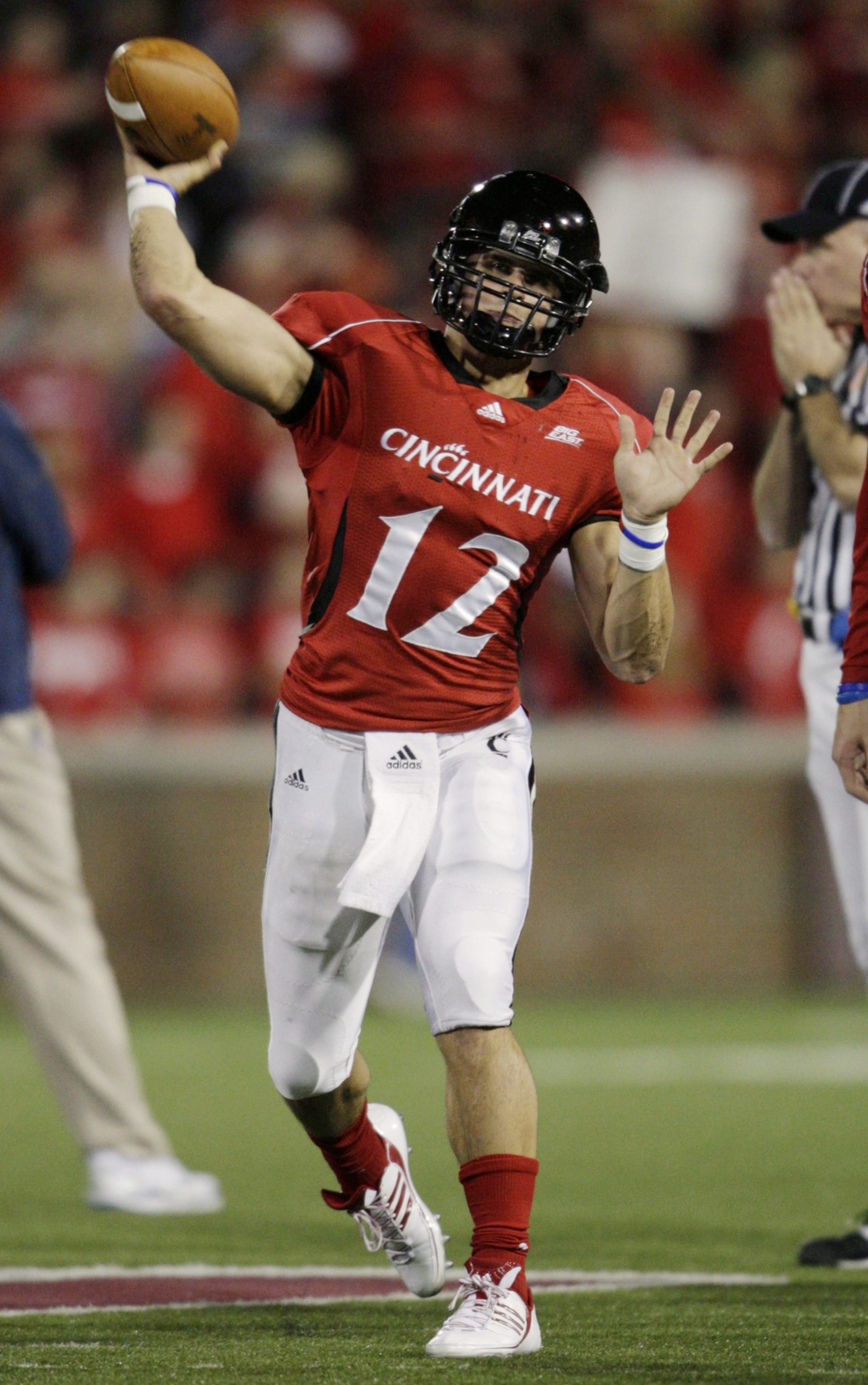 Quarterback Tony Pike of the University of Cincinnati Bearcats passes  News Photo - Getty Images