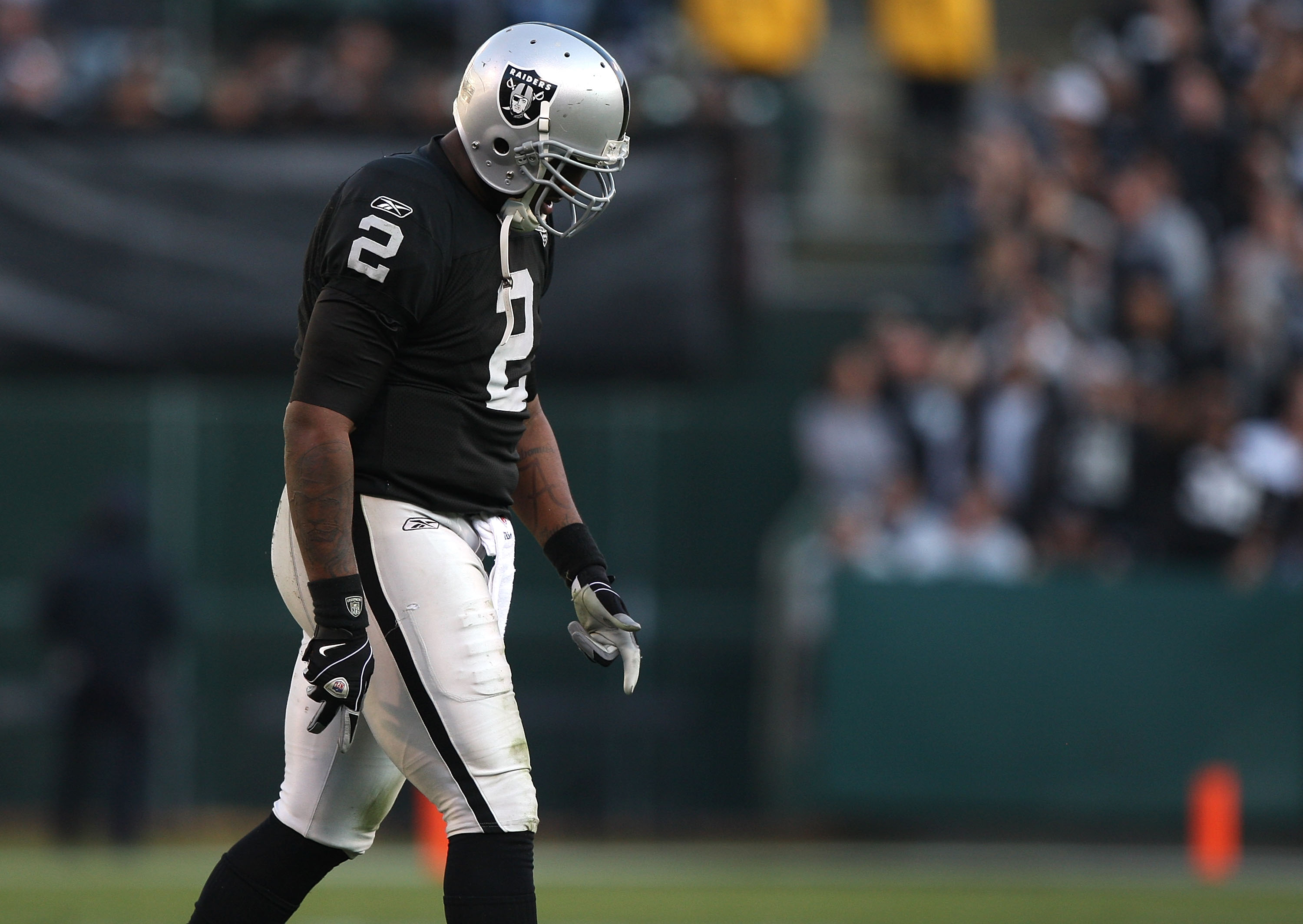 Oakland, California, USA. 22nd Nov, 2009. Oakland Raiders running back  Darren McFadden #20 make yards on the outside on Sunday, November 22, 2009,  at Oakland-Alameda County Coliseum in Oakland, California. The Raiders