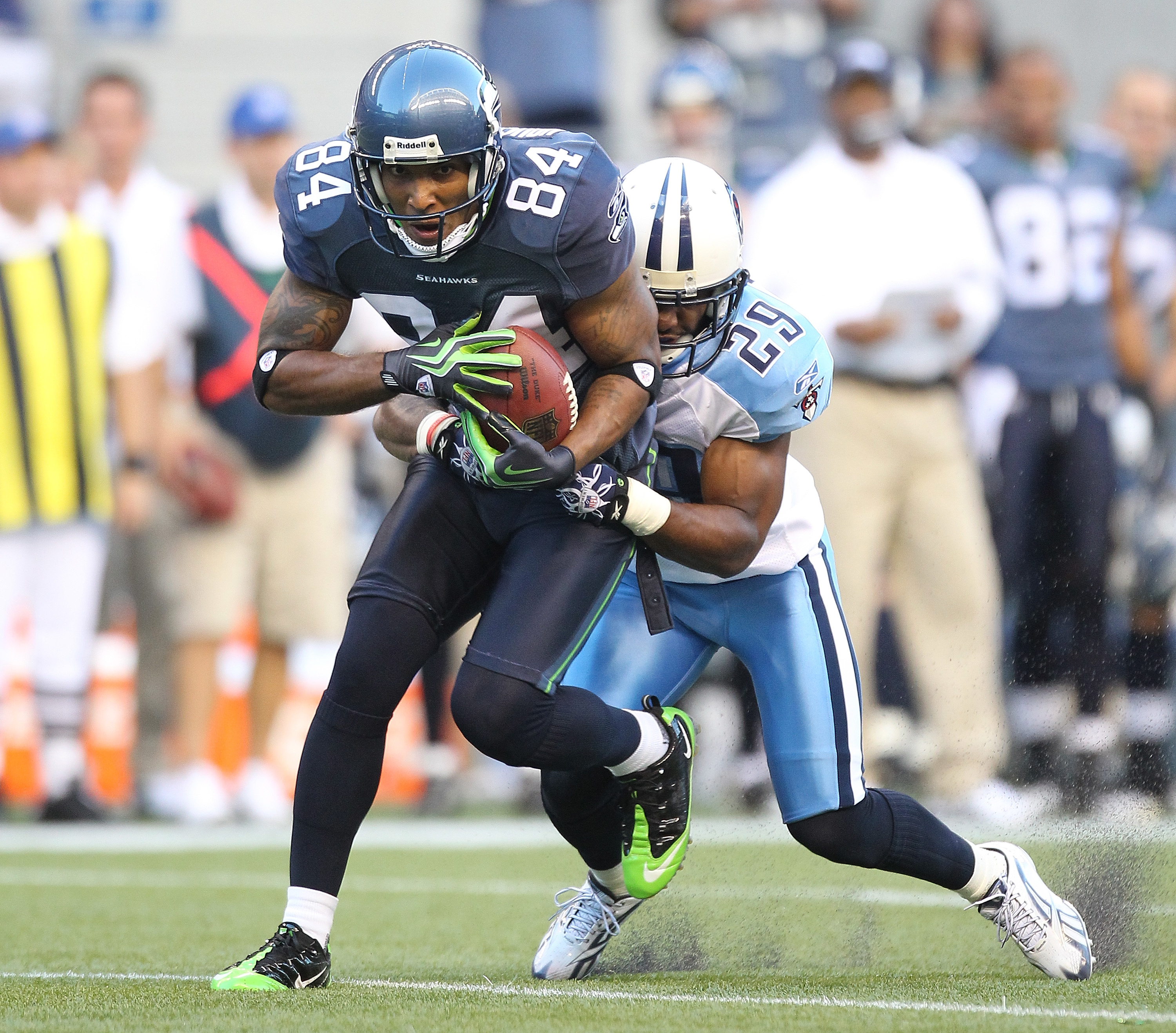 Seattle Seahawks' wide receiver T.J. Houshmandzadeh (R) breaks the tackle  of Tampa Bay Buccaneers ' safety Sabby.