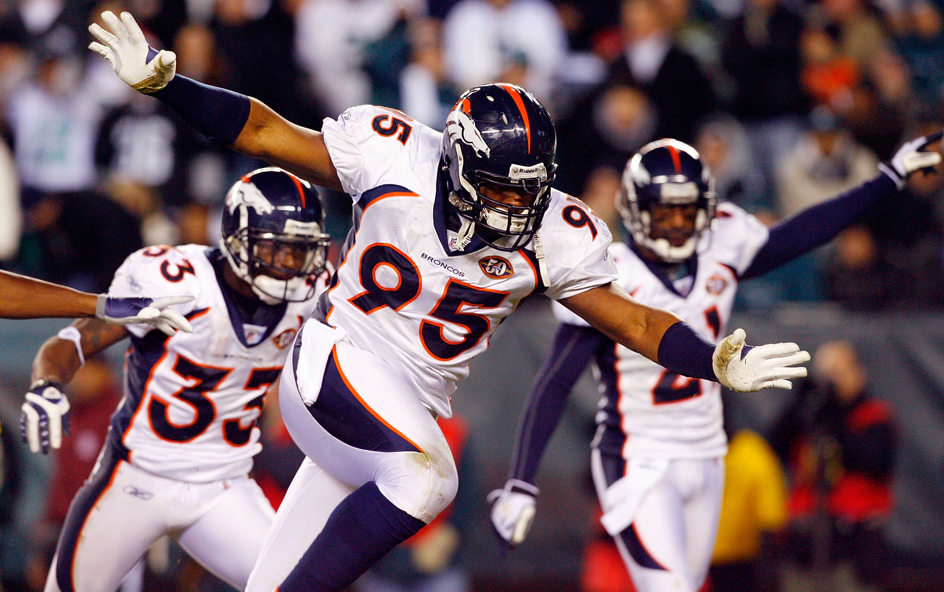 Seattle Seahawks' wide receiver T.J. Houshmandzadeh (R) breaks the tackle  of Tampa Bay Buccaneers ' safety Sabby.