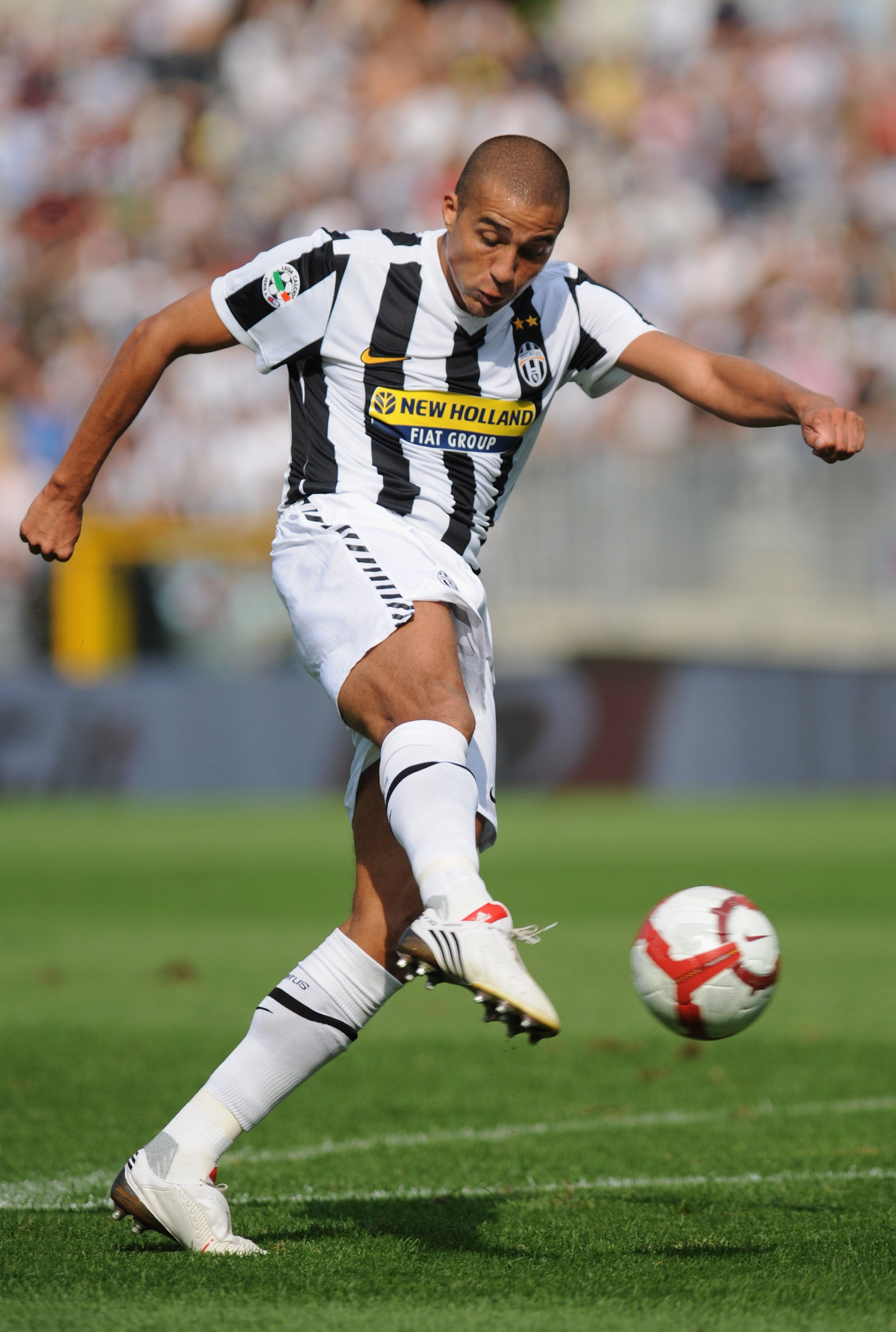 TURIN, ITALY - SEPTEMBER 27:  David Trezeguet of Juventus FC in action during the Serie A match between Juventus FC and Bologna FC at Olimpico Stadium on September 27, 2009 in Turin, Italy.  (Photo by Valerio Pennicino/Getty Images)