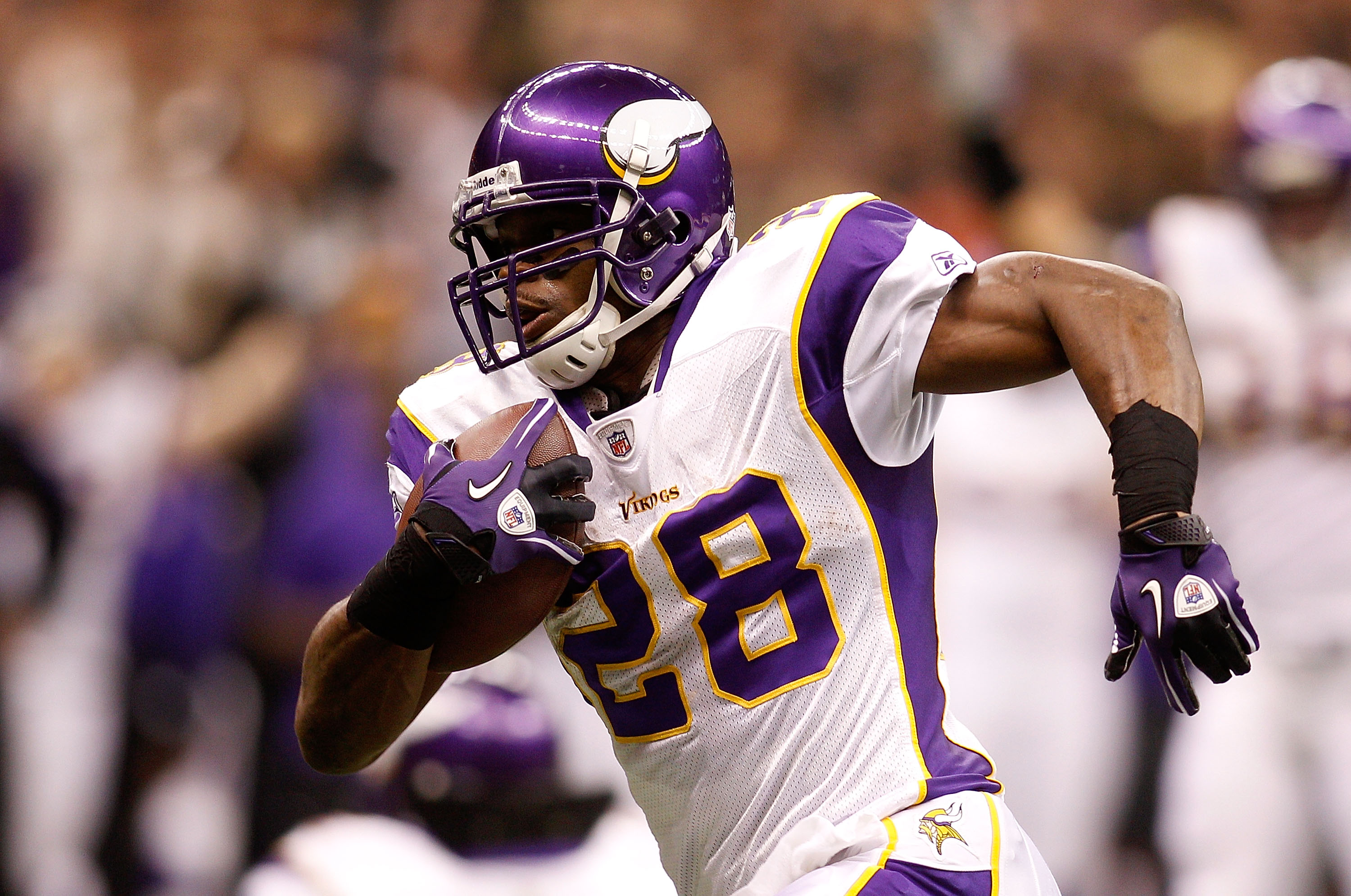 Quarterback Brett Favre and Bryant Phil Loadholt of the Minnesota News  Photo - Getty Images