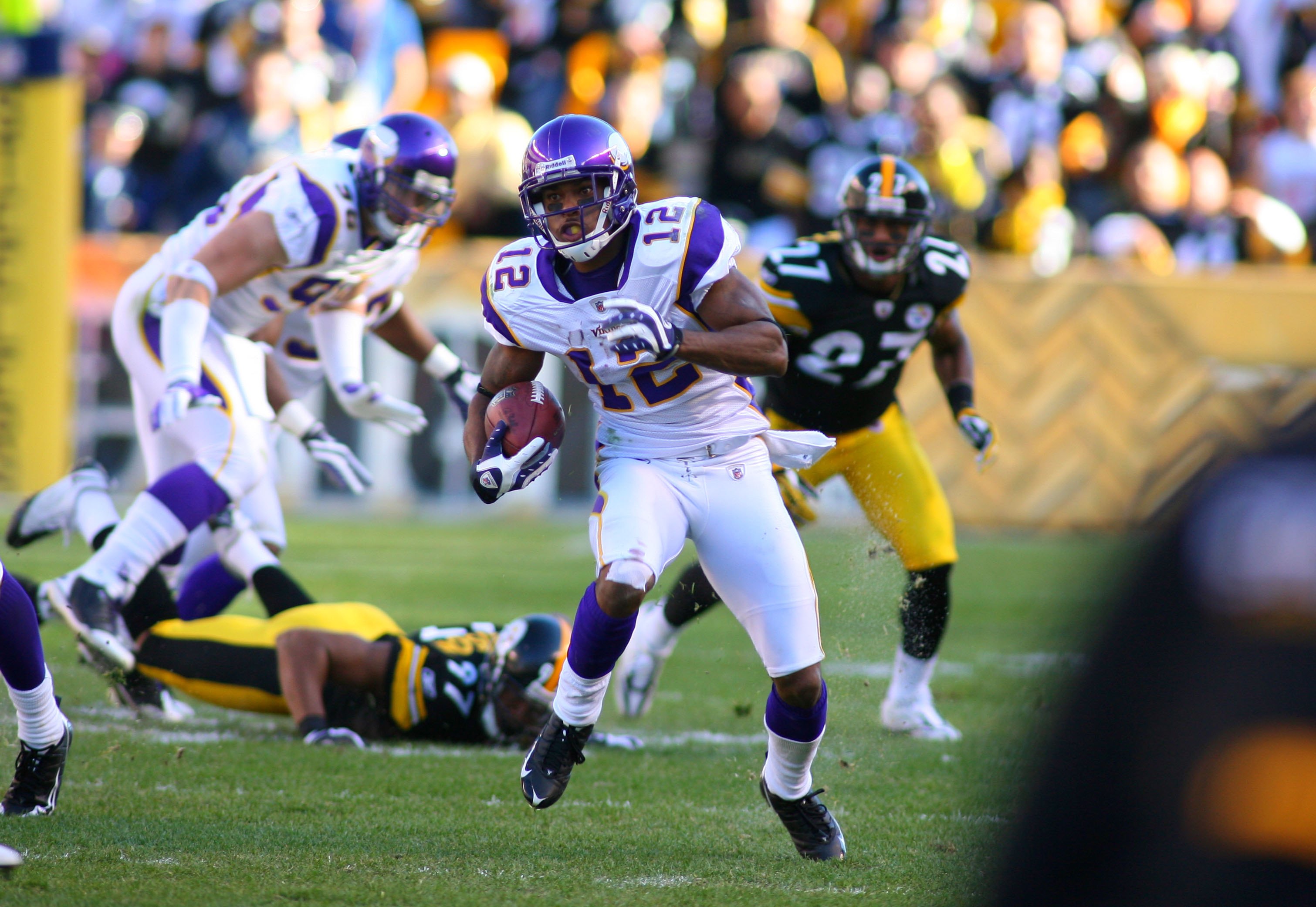 Jimmy Kleinsasser of the Minnesota Vikings warms up before the preseason  game against the Da…