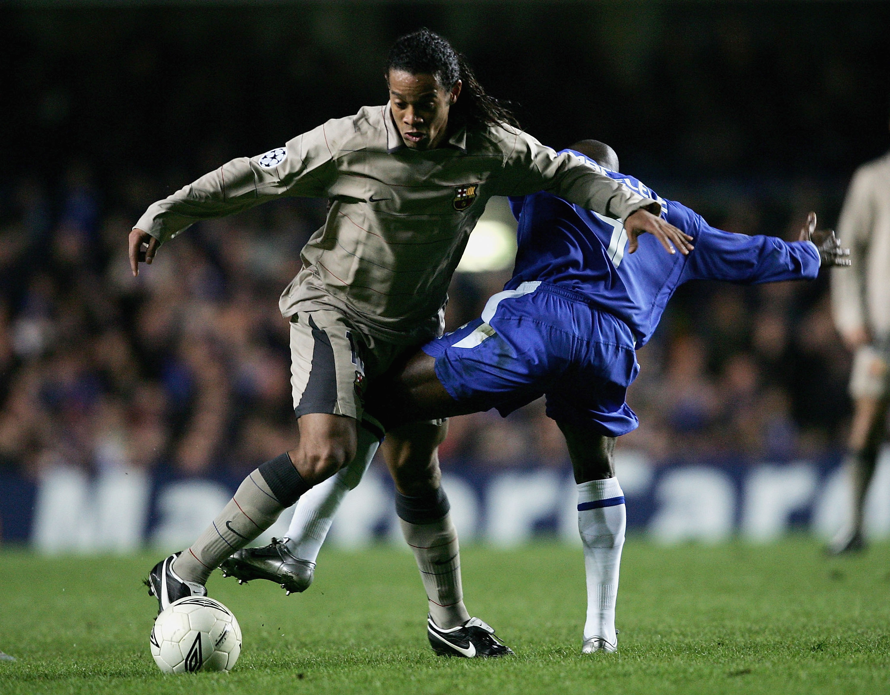 LONDON - MARCH 8: Ronaldinho of Barcelona battles with Claude Makelele of Chelsea during the UEFA Champions League, First Knockout Round, Second Leg match between Chelsea and Barcelona at Stamford Bridge on March 8, 2005 in London, England.  (Photo by Sha
