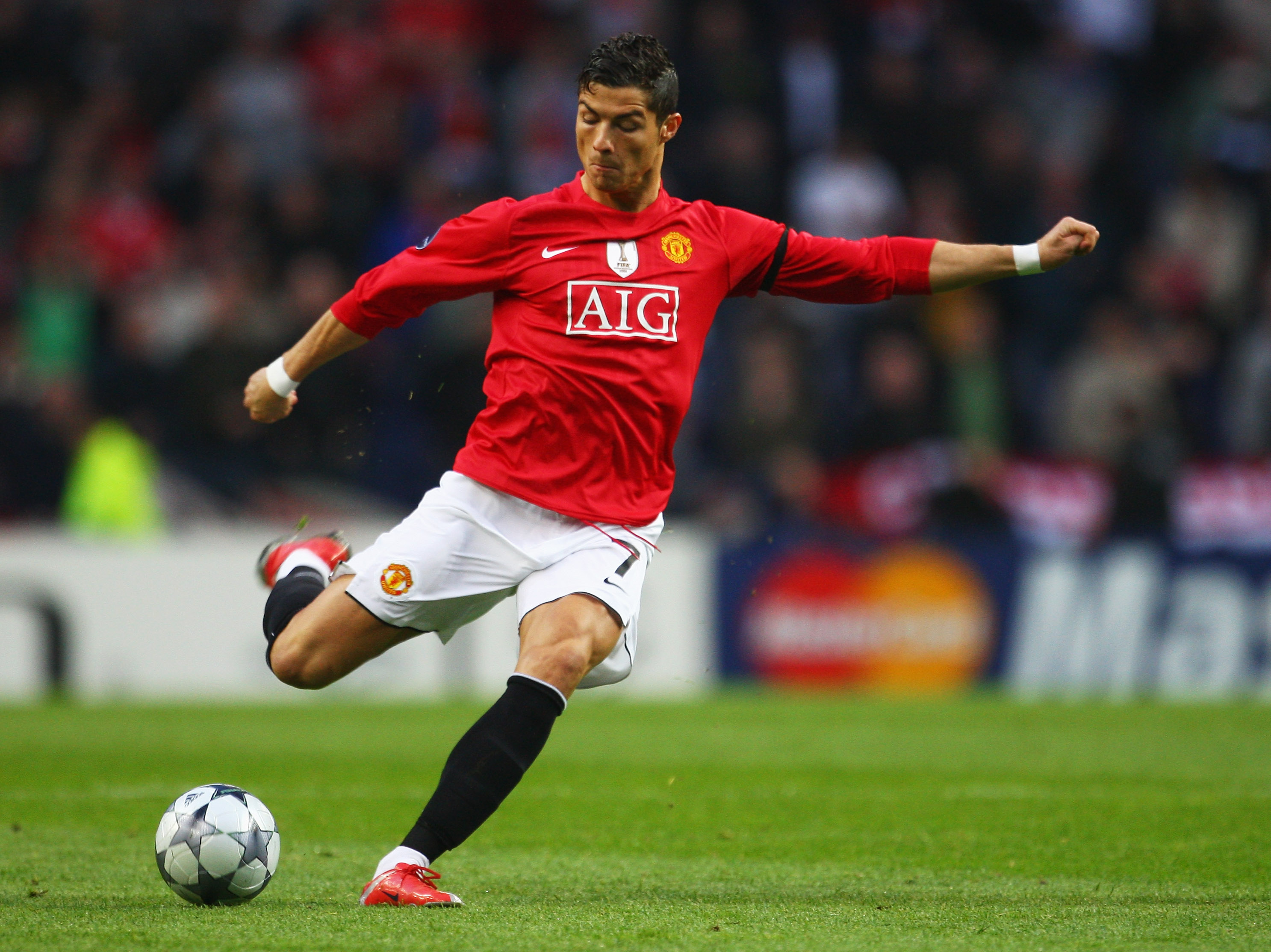 PORTO, PORTUGAL - APRIL 15:  Cristiano Ronaldo of Manchester United scores their first goal during the UEFA Champions League Quarter Final second leg match between FC Porto and Manchester United at the Estadio do Dragao on April 15, 2009 in Porto, Portuga