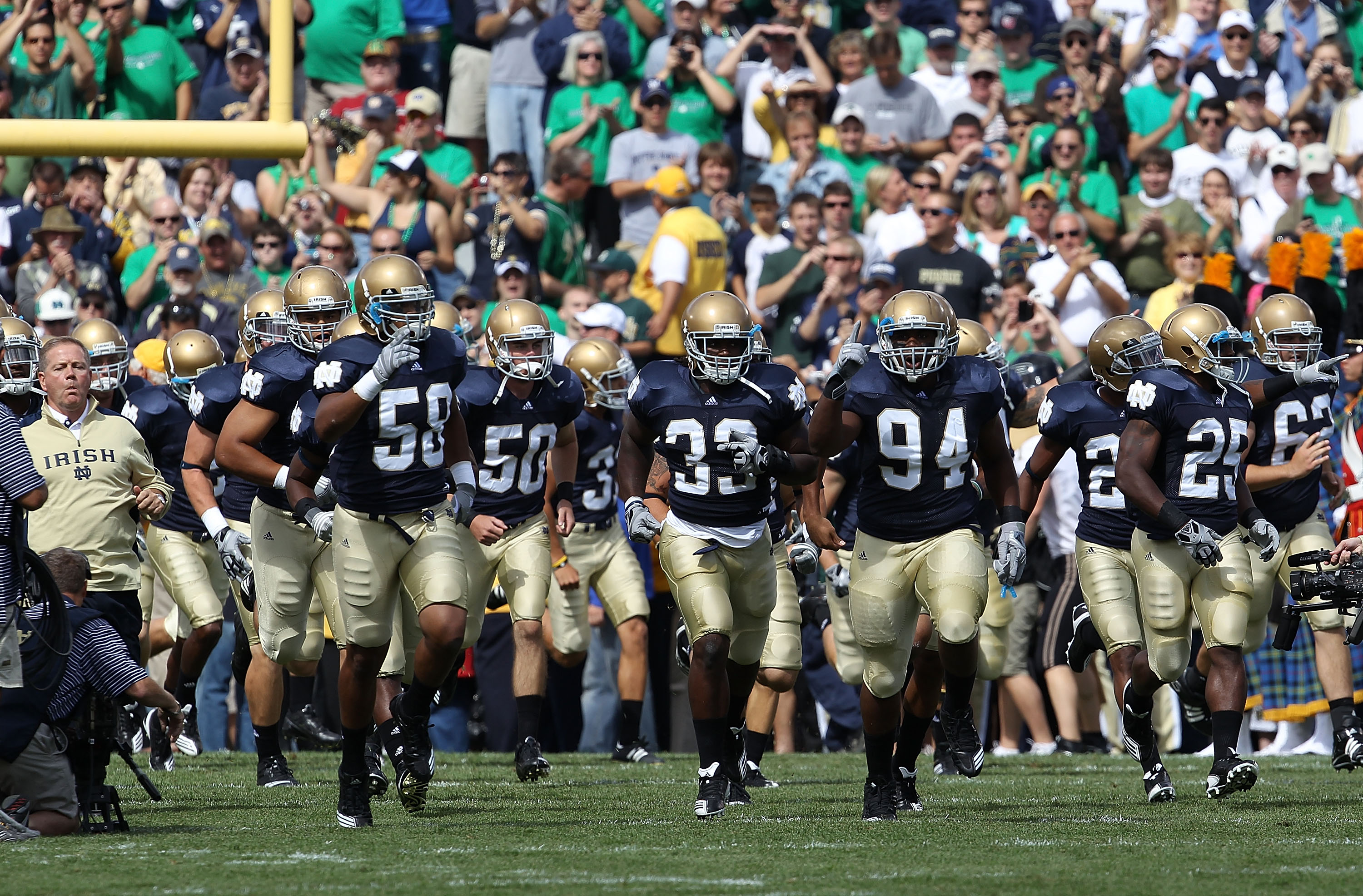 Highly touted LB Te'o begins Irish career