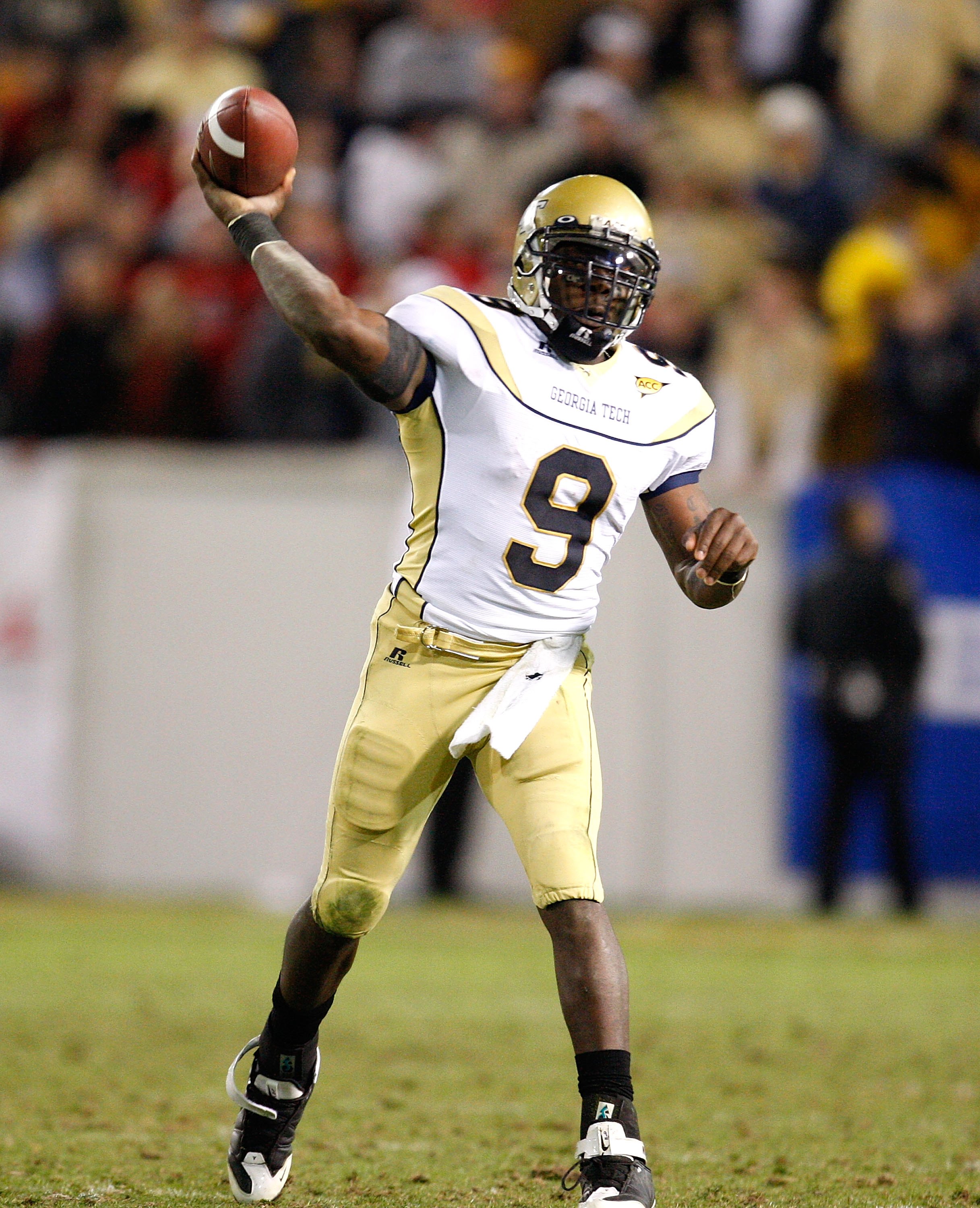 ATLANTA - NOVEMBER 28: Quarterback Josh Nesbitt #9 of the Georgia Tech Yellow Jackets against the Georgia Bulldogs at Bobby Dodd Stadium on November 28, 2009 in Atlanta, Georgia. (Photo by Kevin C. Cox/Getty Images)