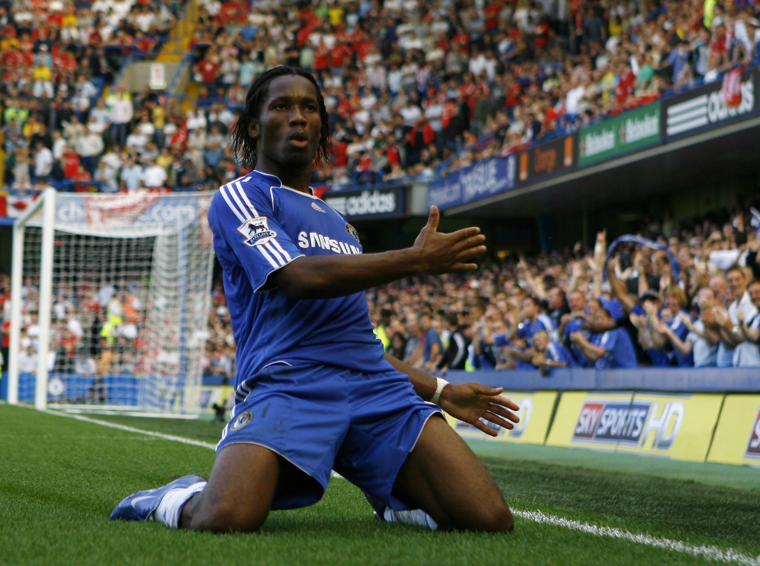 LONDON - SEPTEMBER 17:  Didier Drogba of Chelsea celebrates as he scores the first goal during the Barclays Premiership match between Chelsea and Liverpool at Stamford Bridge on September 17, 2006 in London, England.  (Photo by Shaun Botterill/Getty Image