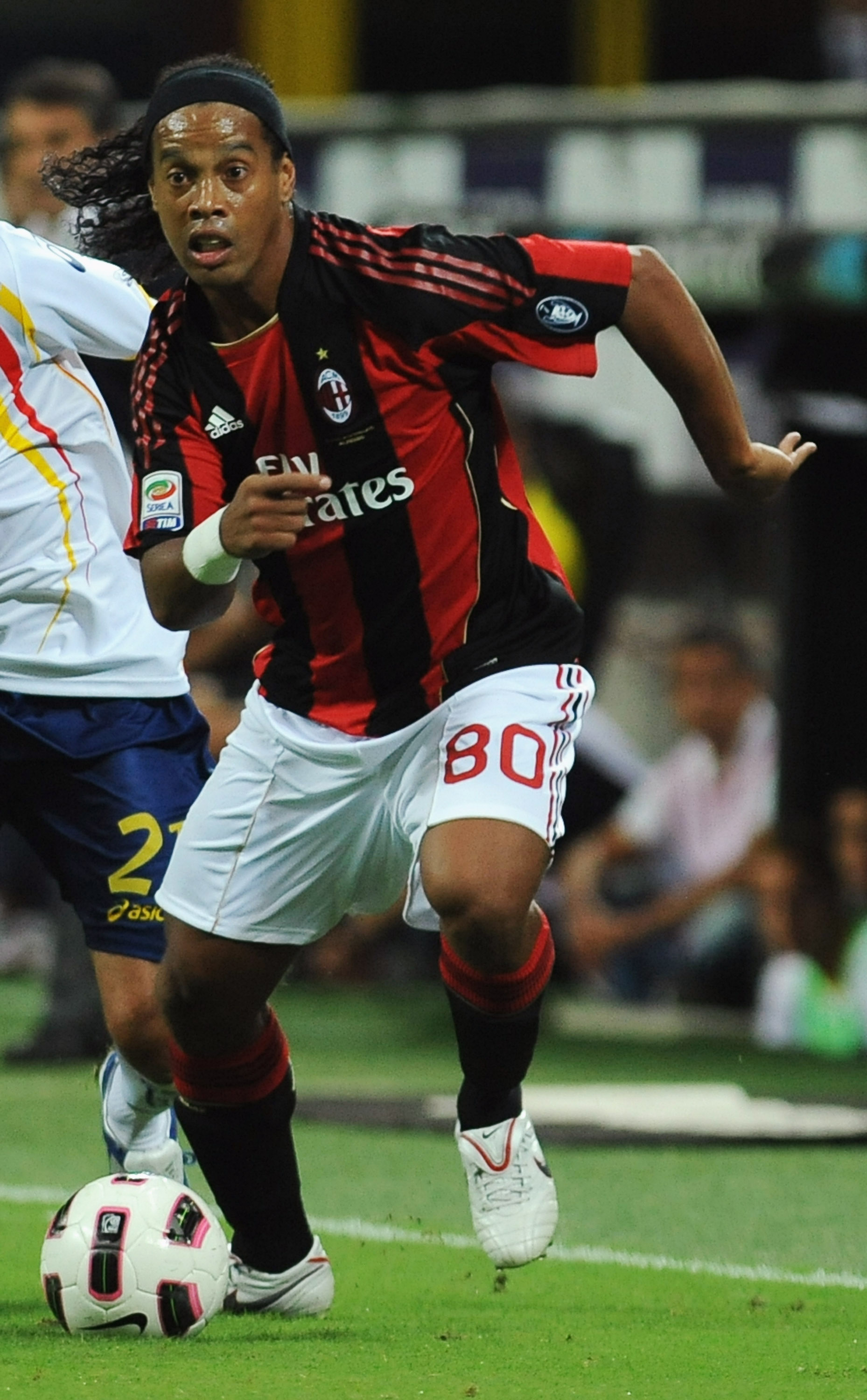 MILAN, ITALY - AUGUST 29:  Ronaldinho of AC Milan in action during the Serie A match between AC Milan and US Lecce at Stadio Giuseppe Meazza on August 29, 2010 in Milan, Italy.  (Photo by Valerio Pennicino/Getty Images)