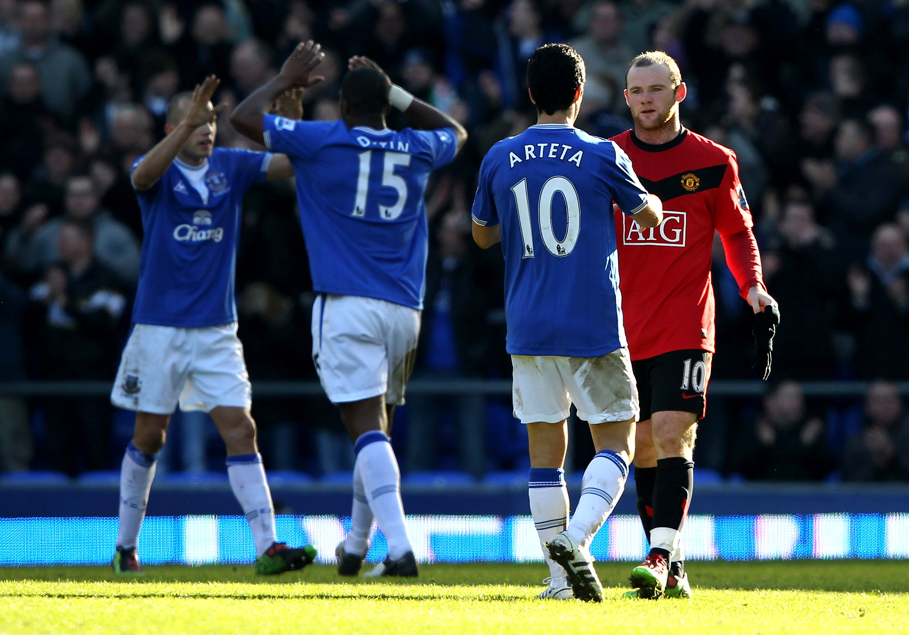 LIVERPOOL, ENGLAND - FEBRUARY 20:  Wayne Rooney (R) of Manchester United shakes hands with Mikel Arteta of Everton at the final whistle during the Barclays Premier League match between Everton and Manchester United at Goodison Park on February 20, 2010 in