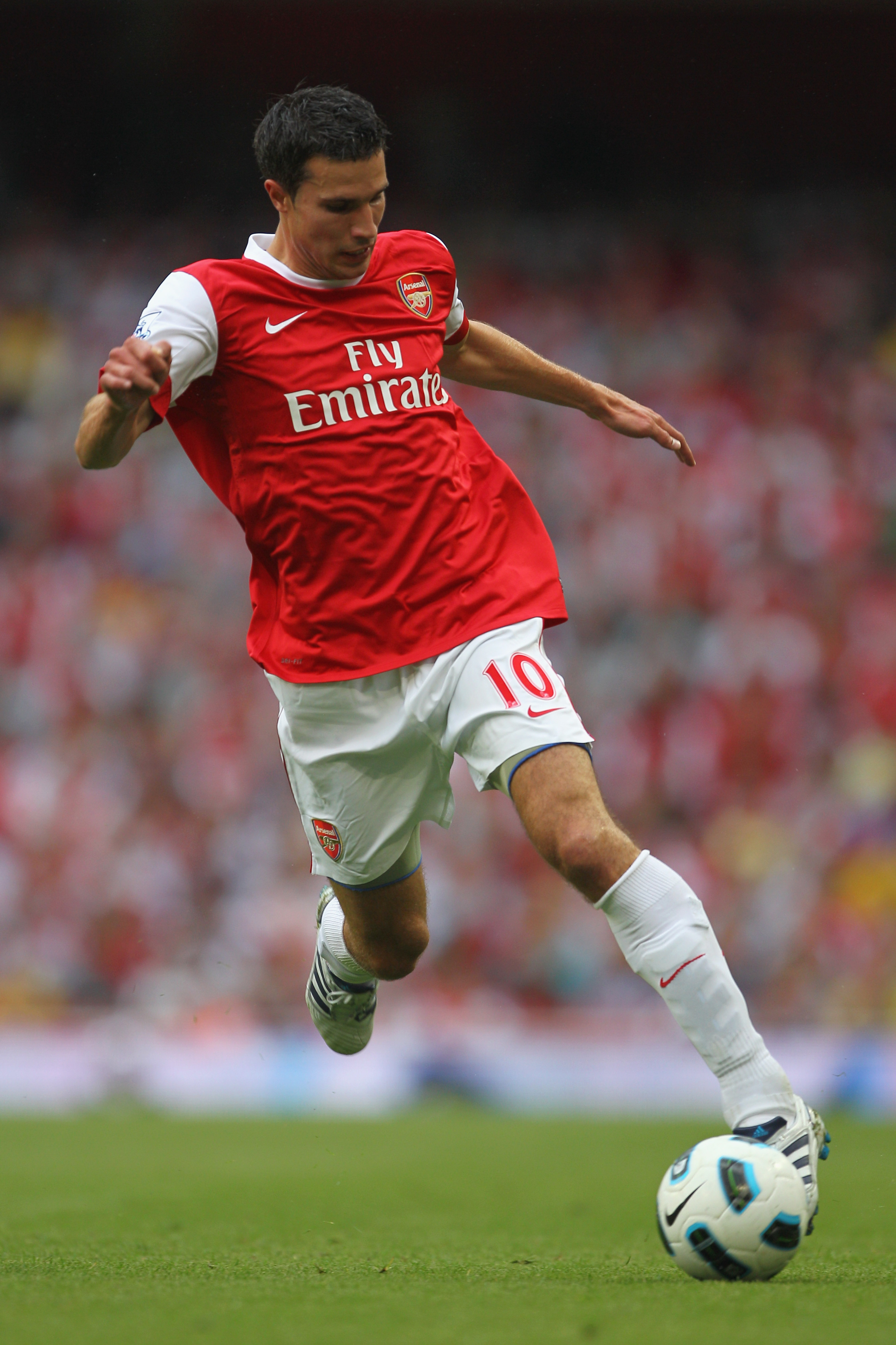 LONDON, ENGLAND - AUGUST 21:  Robin van Persie of Arsenal in action during the Barclays Premier League match between Arsenal and Blackpool at The Emirates Stadium on August 21, 2010 in London, England.  (Photo by Clive Rose/Getty Images)