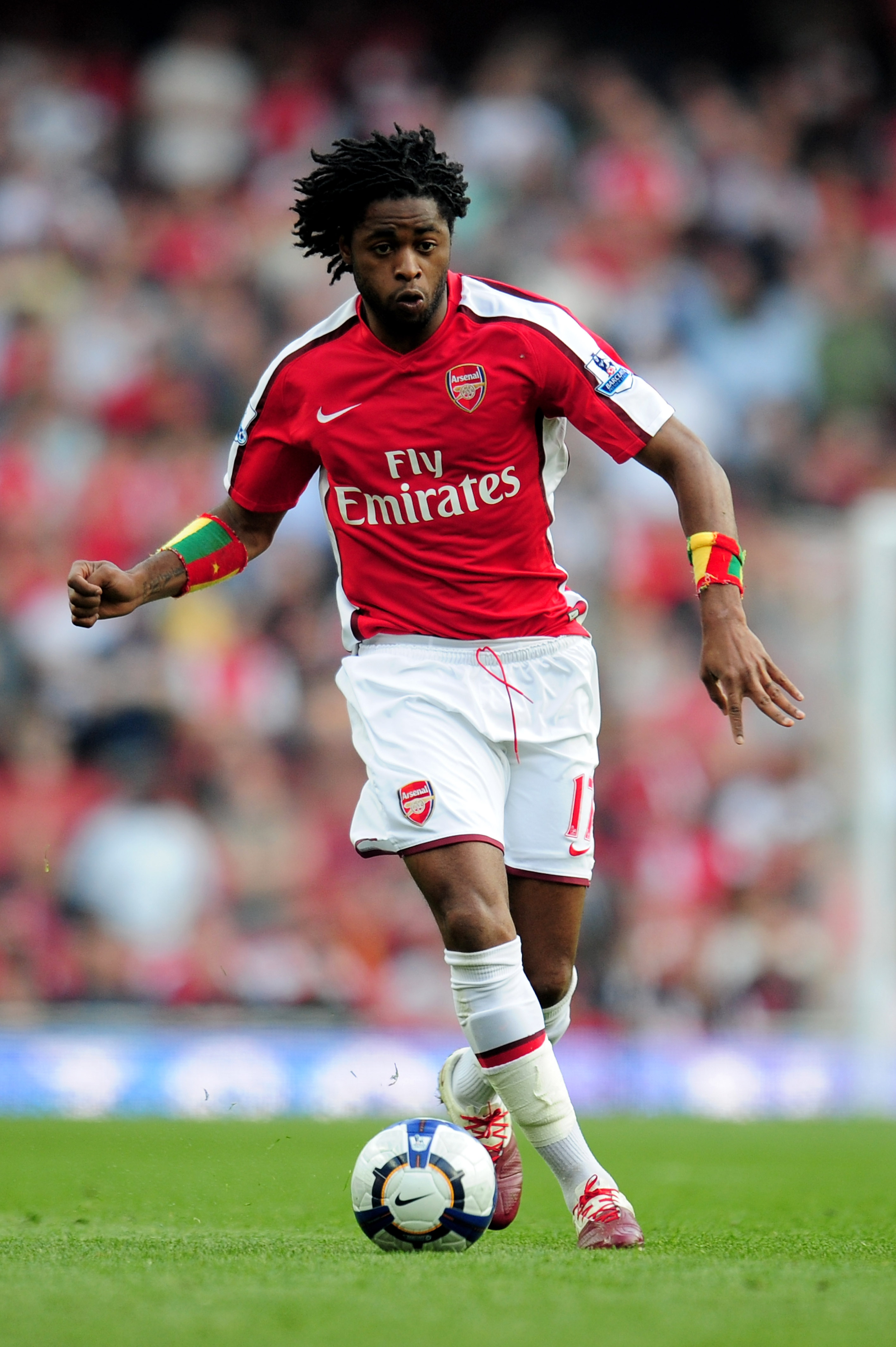 LONDON, ENGLAND - APRIL 24:  Alex Song of Arsenal runs with the ball during the Barclays Premier League match between Arsenal and Manchester City at the Emirates Stadium on April 24, 2010 in London, England.  (Photo by Shaun Botterill/Getty Images)