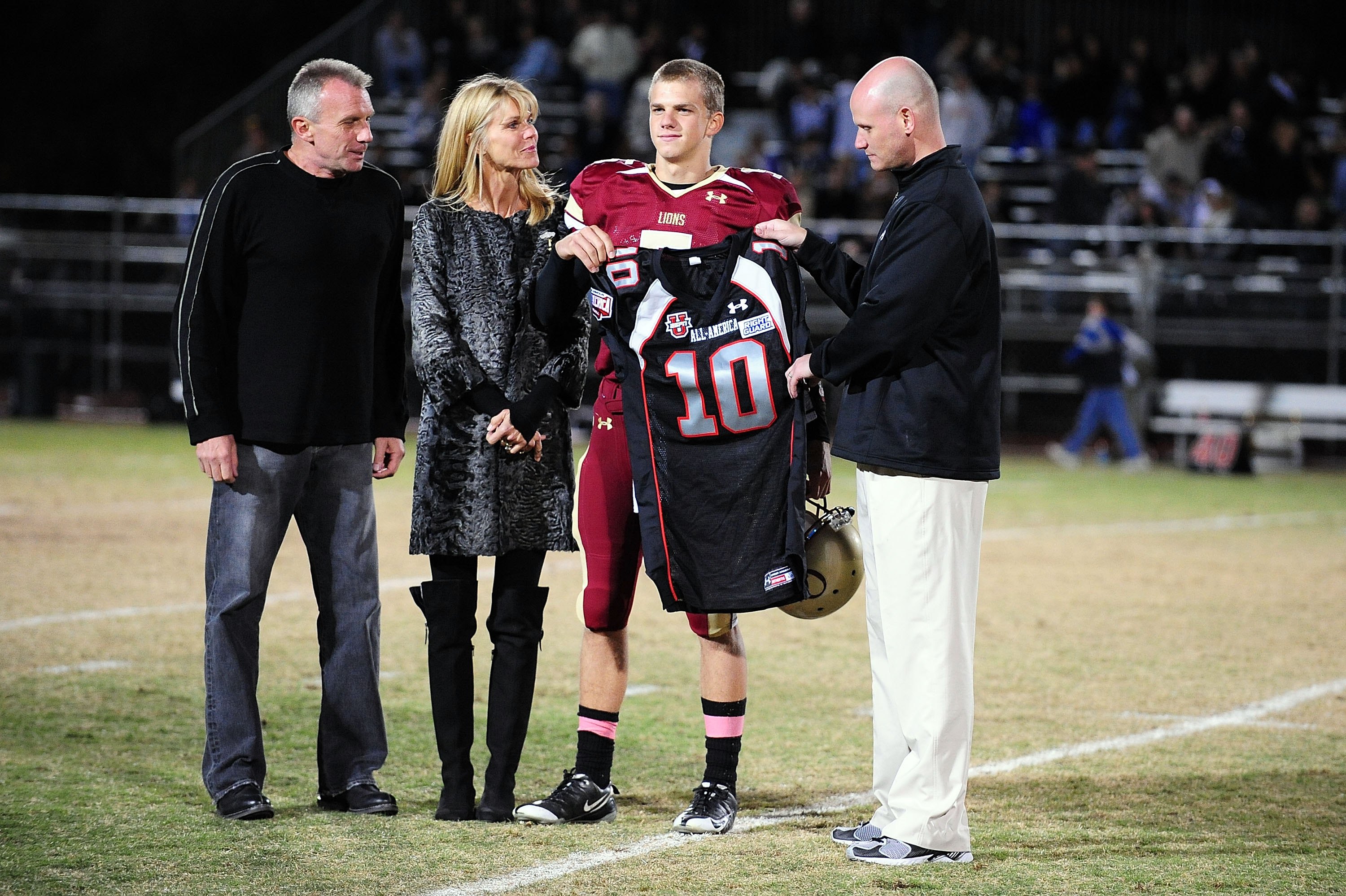 WESTLAKE VILLAGE, CA - OCTOBER 30: (L-R) Joe Montana, Jennifer Montana and Nick Montana #10 stand for a celebration picture during halftime of the game against Oak Park on October 30, 2009 in Westlake Village, California.  (Photo by Jacob de Golish/Getty