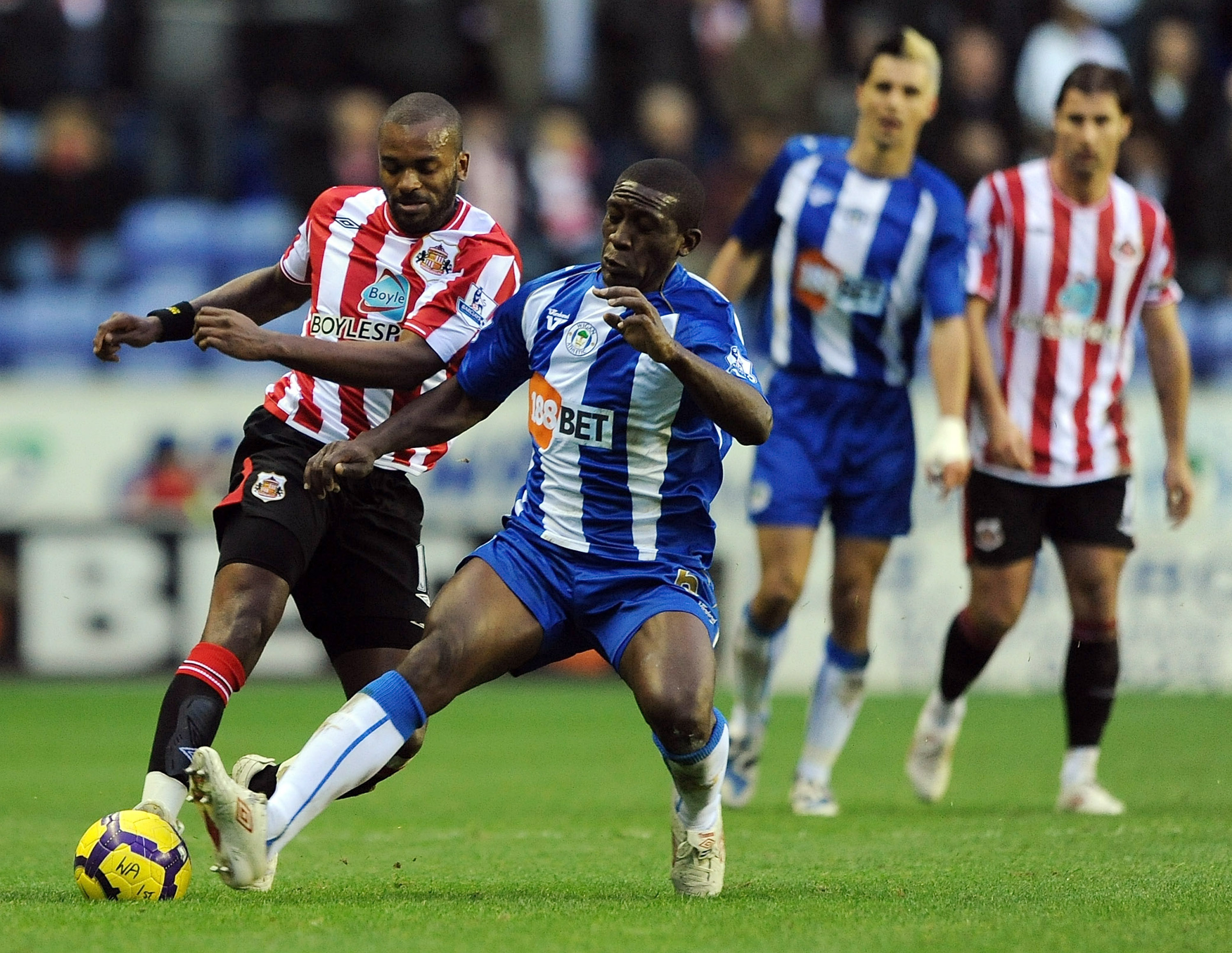 WIGAN, ENGLAND - NOVEMBER 28: Darren Bent of Sunderland battles with Hendry Thomas of Wigan during the Barclays Premier League Match between Wigan Athletic and Sunderland at The DW Stadium on November 28, 2009 in Wigan, England.  (Photo by Laurence Griffi