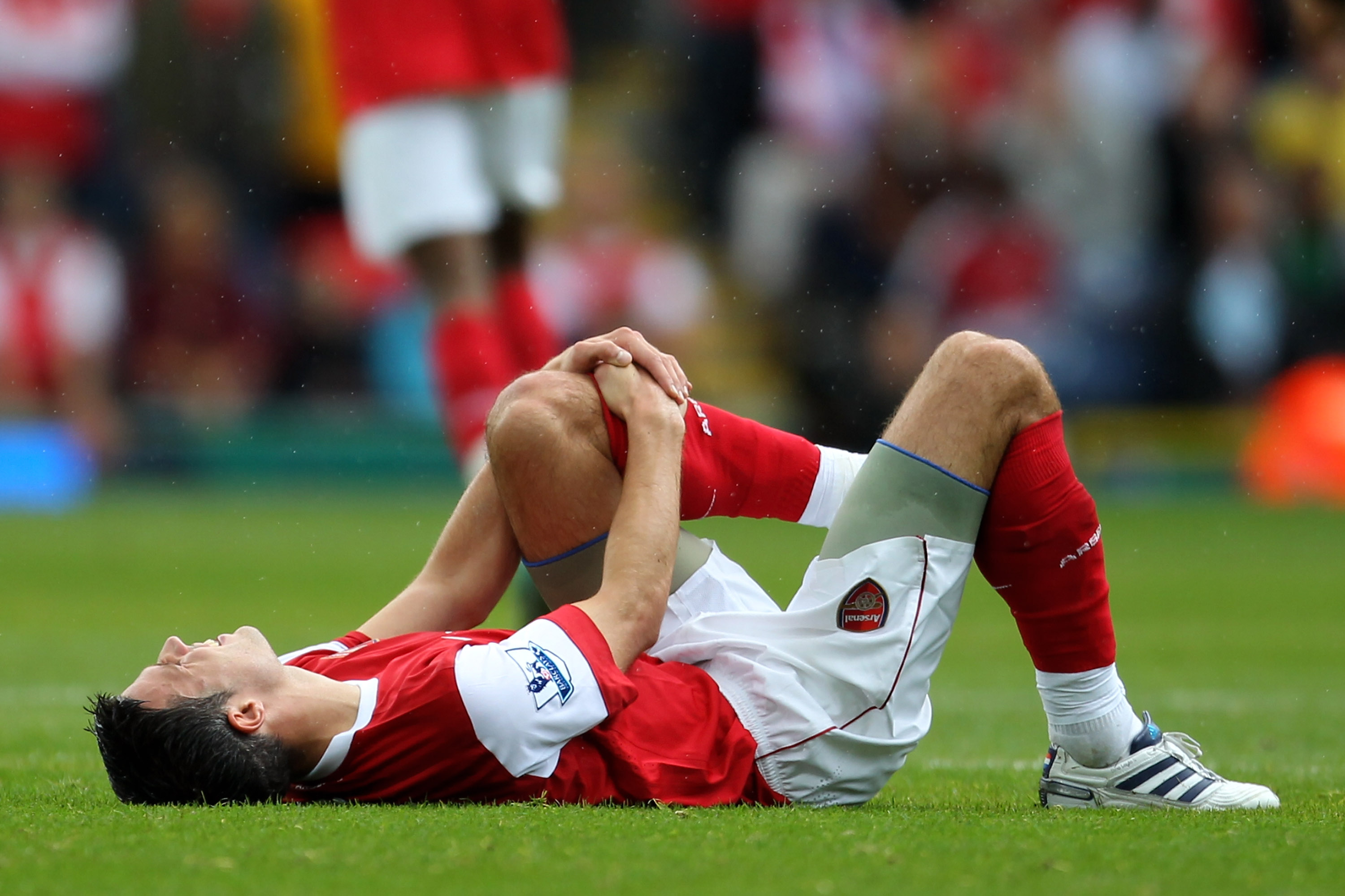 BLACKBURN, ENGLAND - AUGUST 28:  Robin van Persie of Arsenal holds his knee during the Barclays Premier League match between Blackburn Rovers and Arsenal at Ewood Park on August 28, 2010 in Blackburn, England.  (Photo by Alex Livesey/Getty Images)