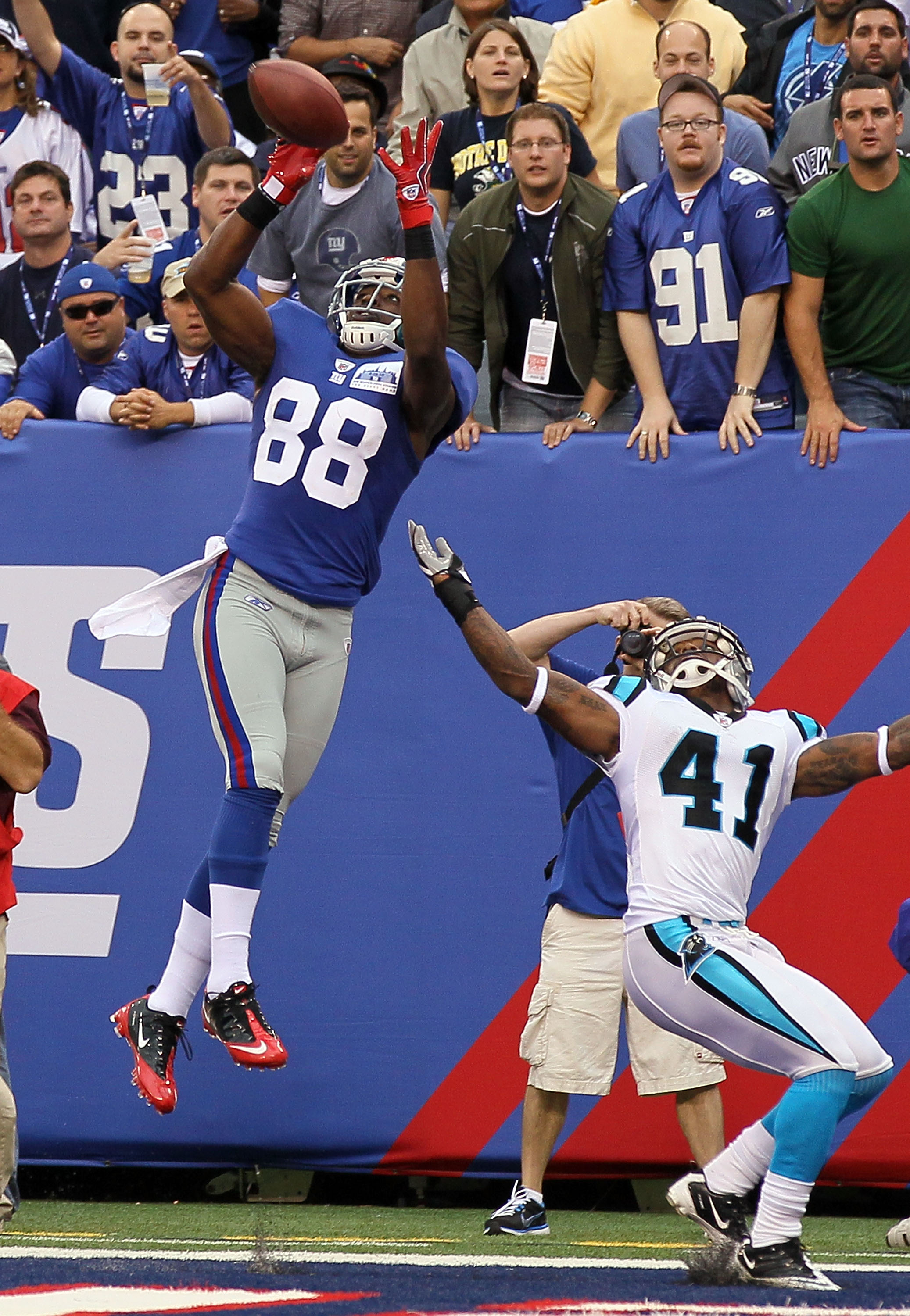 New York Giants wide receiver Mario Manningham (82) runs for yards after a  reception during second half NFL action in the New York Giants' 31-18  victory over the Carolina Panthers at New