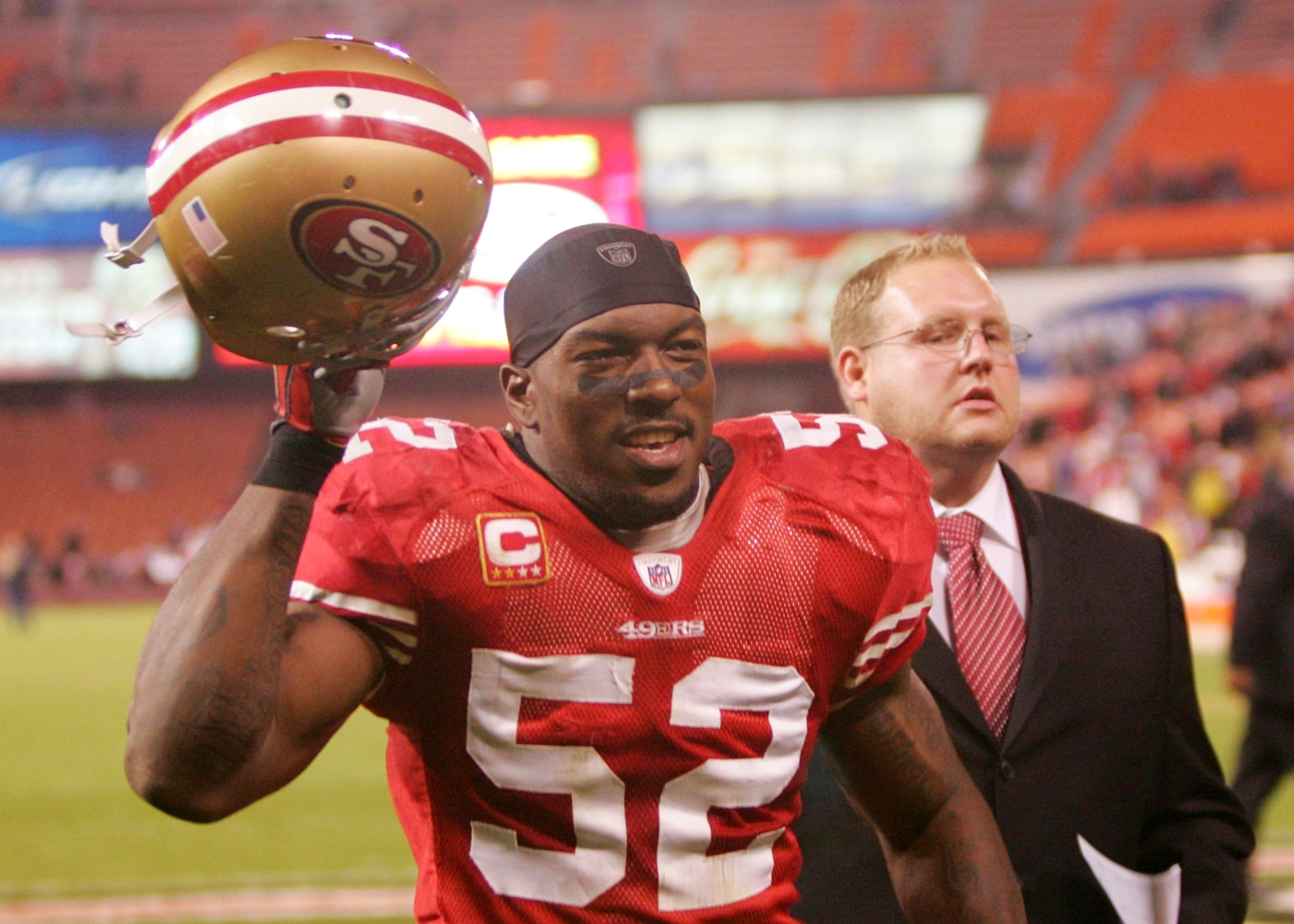 SAN FRANCISCO - DECEMBER 14:  Linebacker Patrick Willis #52 of the San Francisco 49ers runs off the field after defeating the Arizona Cardinals at Candlestick Park on December 14, 2009 in San Francisco, California. (Photo by Ezra Shaw/Getty Images)