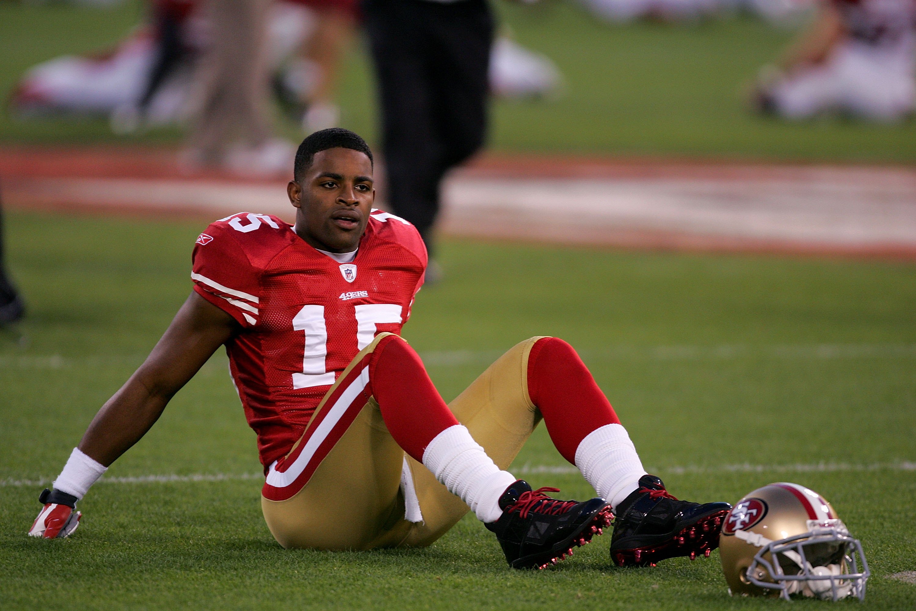 SAN FRANCISCO - DECEMBER 14:  Michael Crabtree #15 of the San Francisco 49ers stands on the field prior to their game against the Arizona Cardinals at Candlestick Park on December 14, 2009 in San Francisco, California.  (Photo by Ezra Shaw/Getty Images)