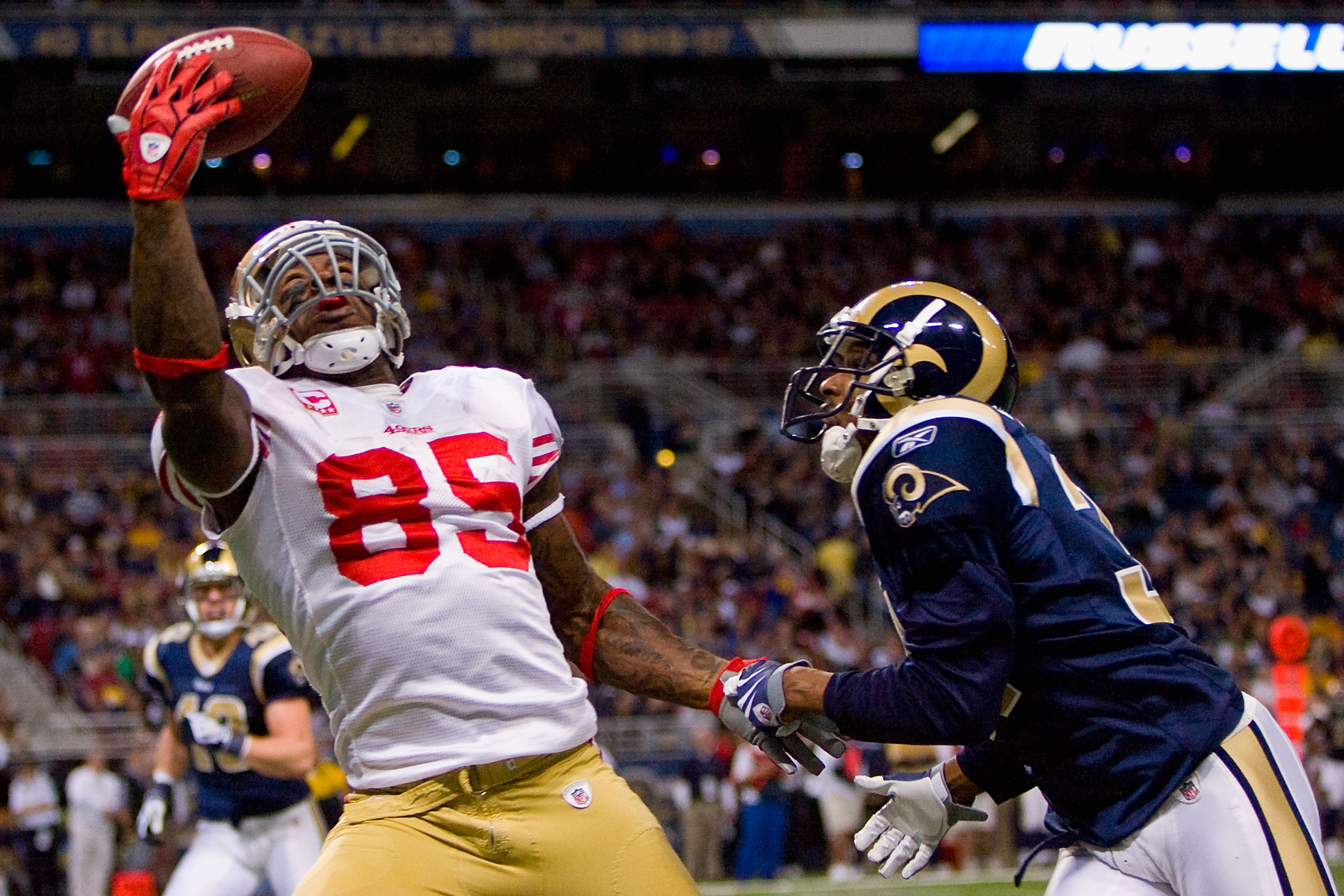 ST. LOUIS - JANUARY 3: Vernon Davis #85 of the San Francisco 49ers attempts to make a catch against Justin King #31 of the St. Louis Rams at the Edward Jones Dome on January 3, 2010 in St. Louis, Missouri. (Photo by Dilip Vishwanat/Getty Images)
