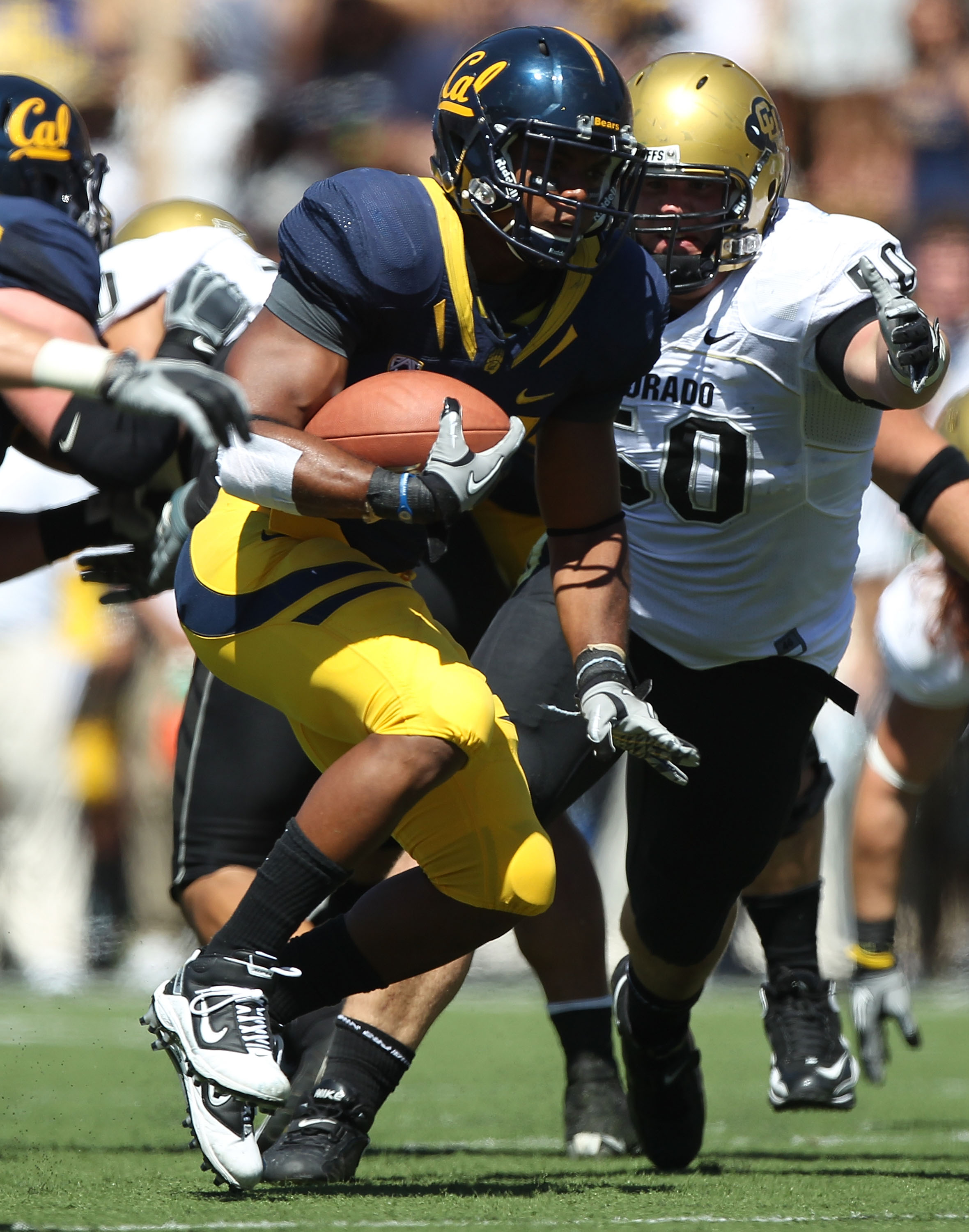 BERKELEY, CA - SEPTEMBER 11: Shane Vereen #34 of the California Golden Bears runs against Curtis Cunningham #50 of the Colorado Buffaloes at California Memorial Stadium on September 11, 2010 in Berkeley, California. (Photo by Jed Jacobsohn/Getty Images)