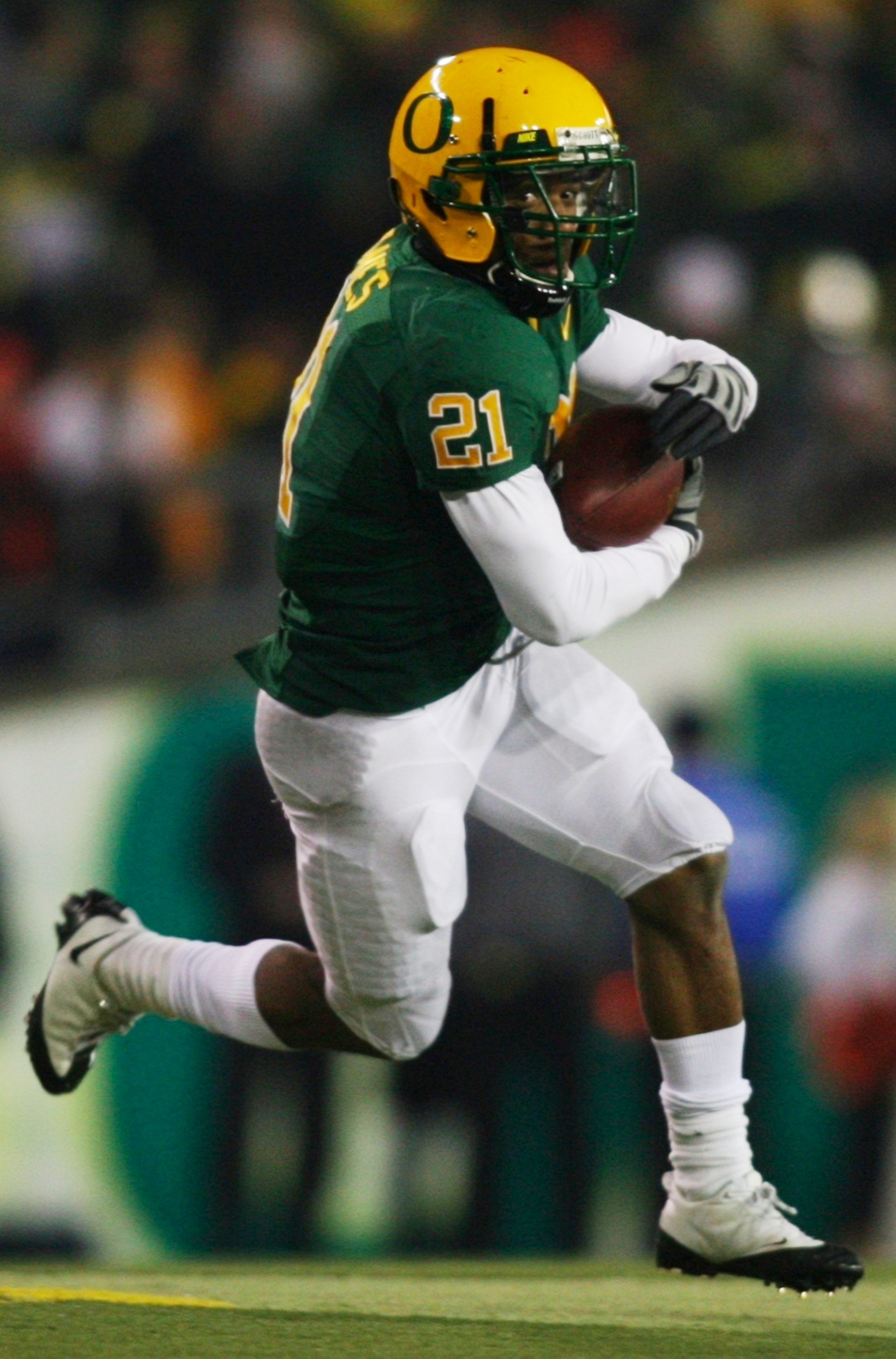 EUGENE,OR - DECEMBER 03: LaMichael James #21 of the Oregon Ducks runs with the ball against the Oregon State Beavers at Autzen Stadium on December 3, 2009 in Eugene, Oregon. (Photo by Tom Hauck/Getty Images)