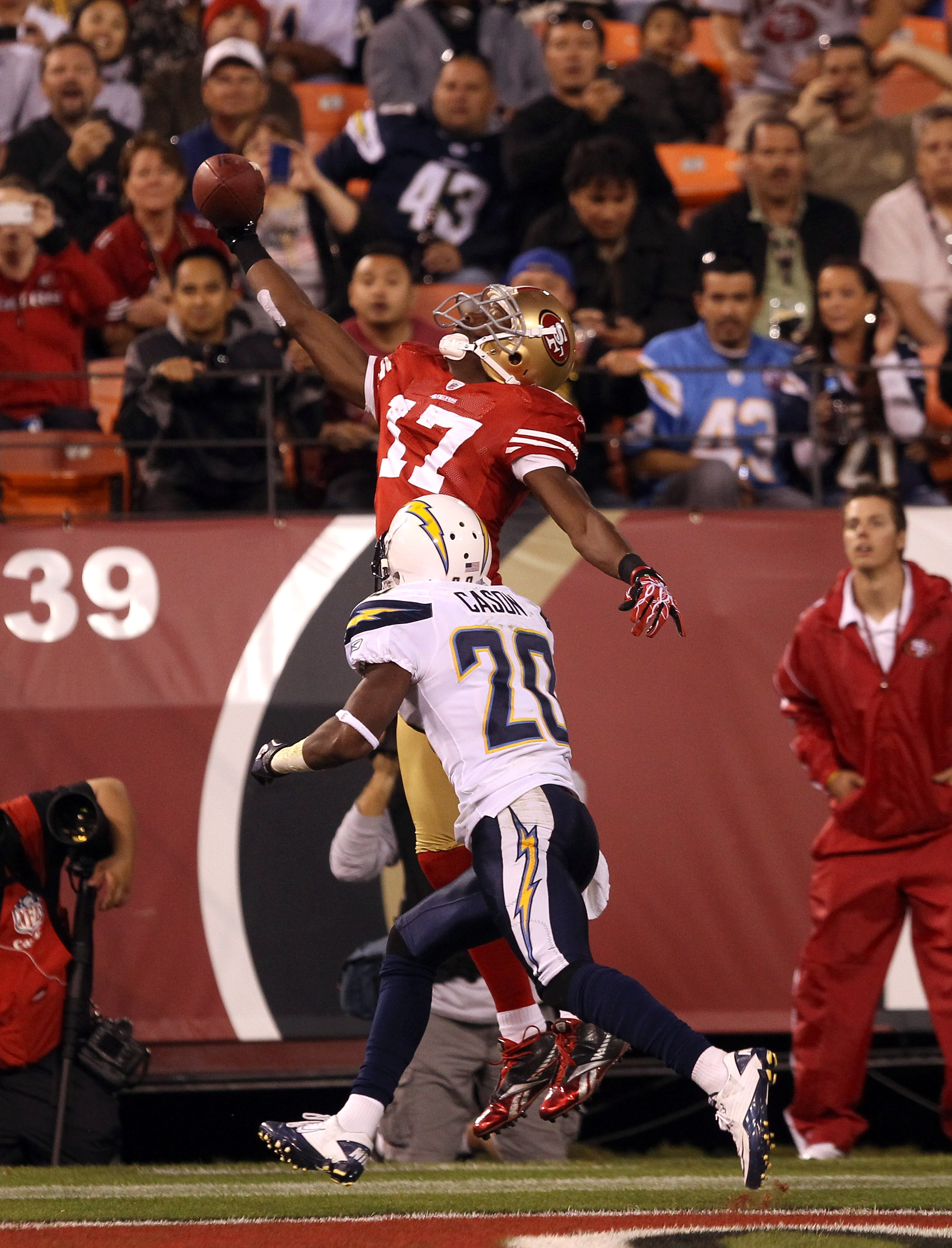 San Diego Charger Shaun Phillips (95) puts pressure on Arizona Cardinals  quarterback Kurt Warner (13) during the second quarter of the final season  game at Qualcomm Stadium in San Diego on December