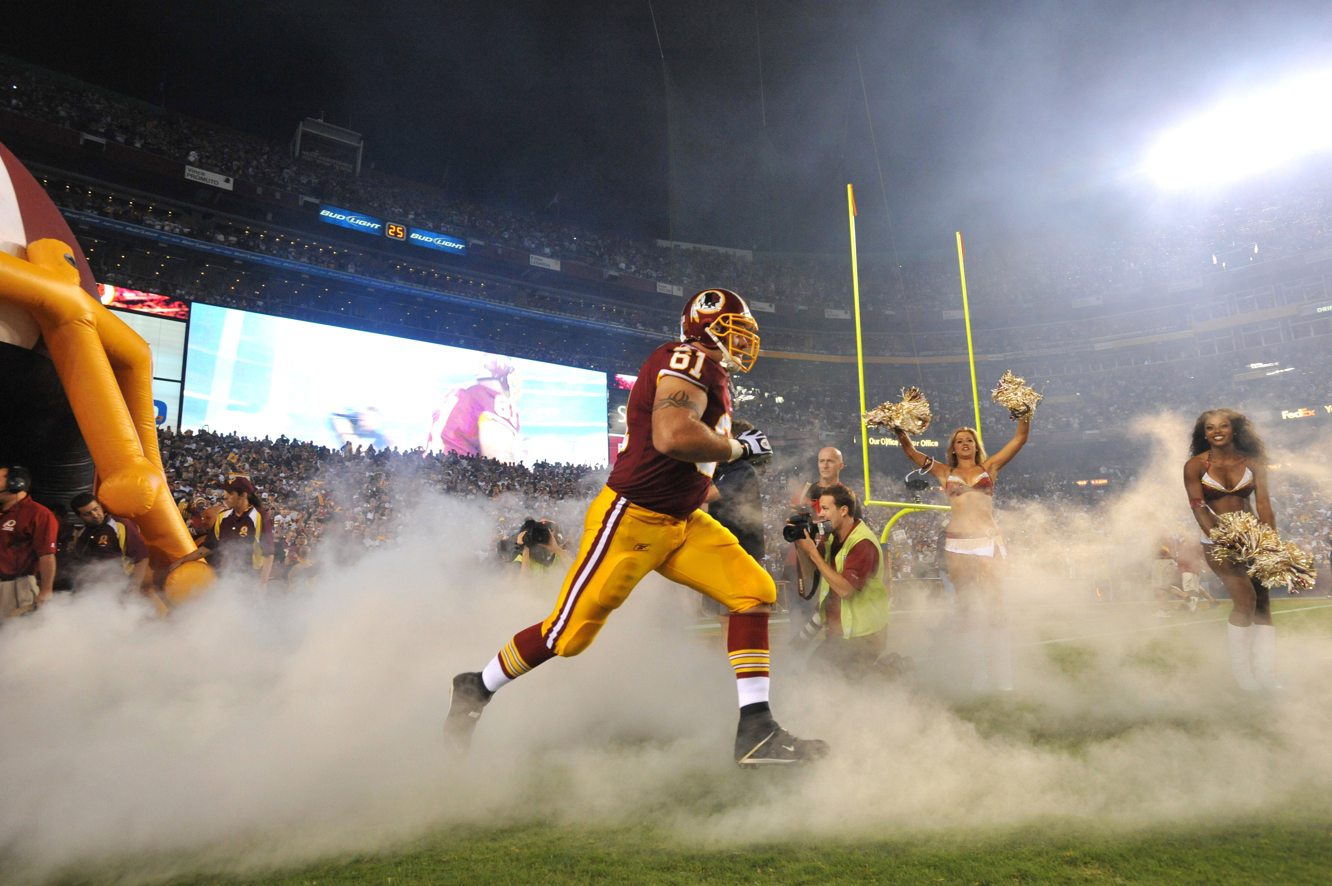 13 Dec 2009: Redskins #17 Jason Campbell (QB) is checked on by #61 Casey  Rabach (C)