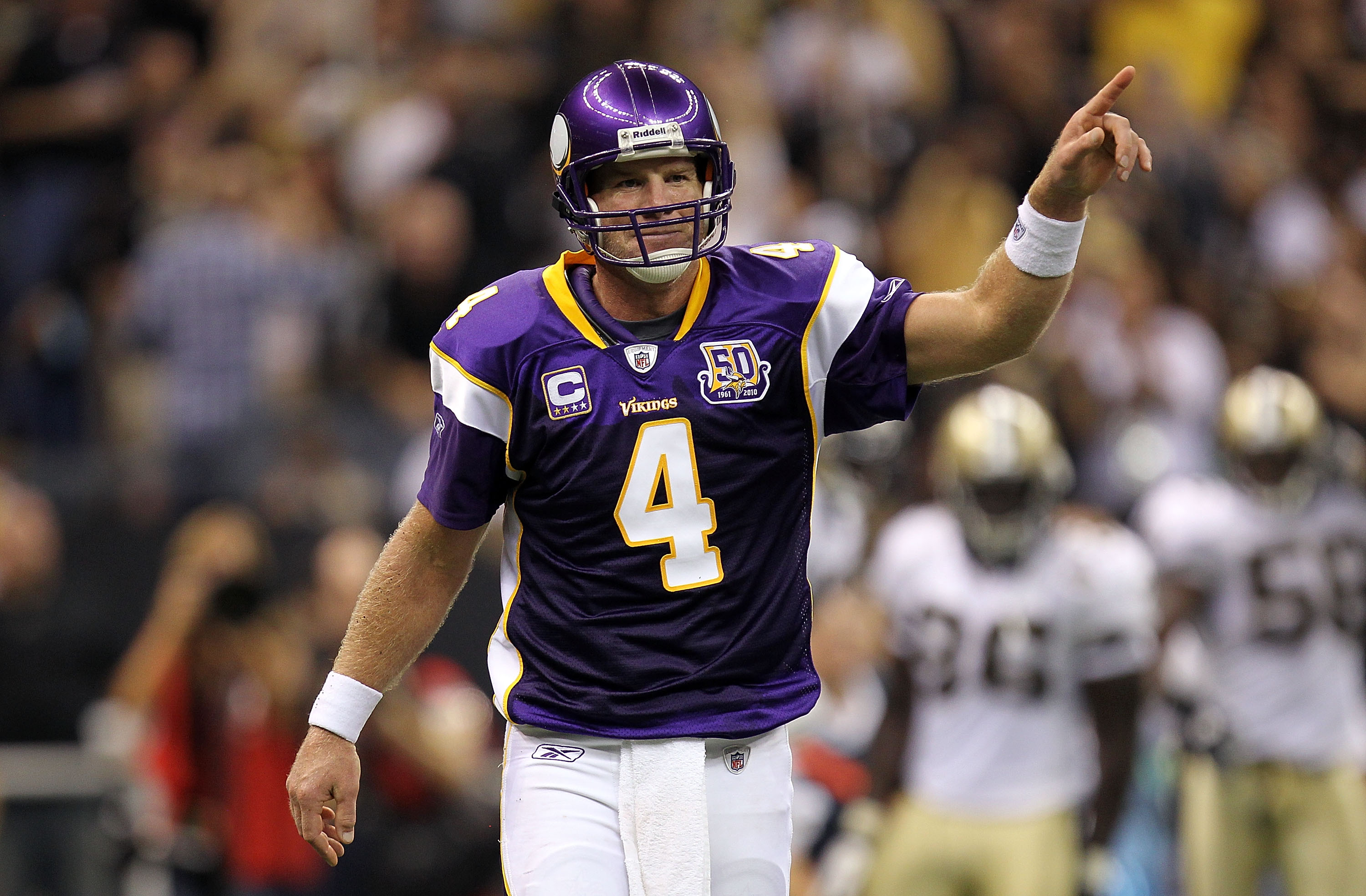 Sept 9, 2010: Minnesota Vikings quarterback Brett Favre (4) warms