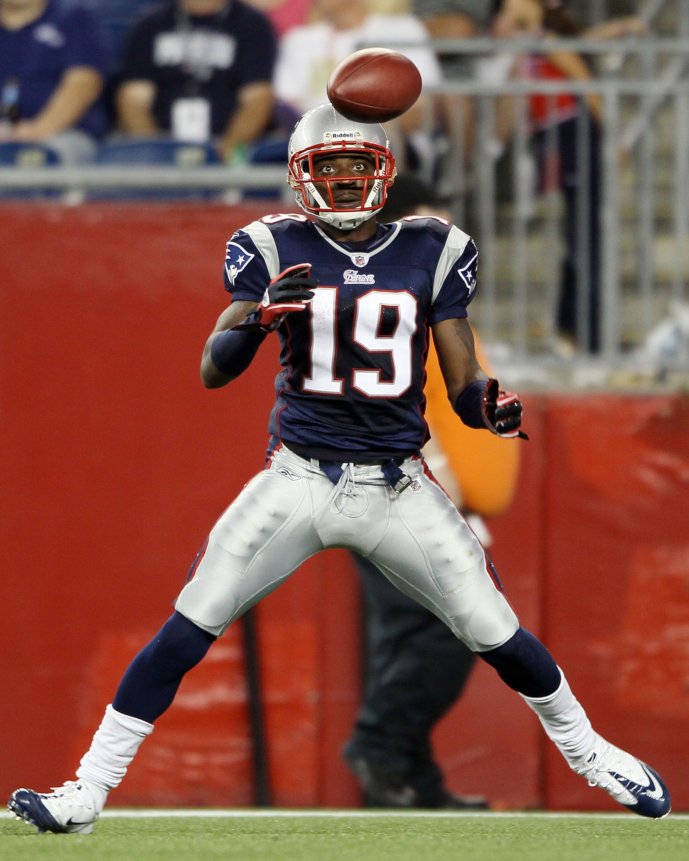 FOXBORO, MA - AUGUST 26:  Brandon Tate #19 of the New England Patriots watches the ball in the first half against the St. Louis Rams on August 26, 2010 at Gillette Stadium in Foxboro, Massachusetts.  (Photo by Elsa/Getty Images)