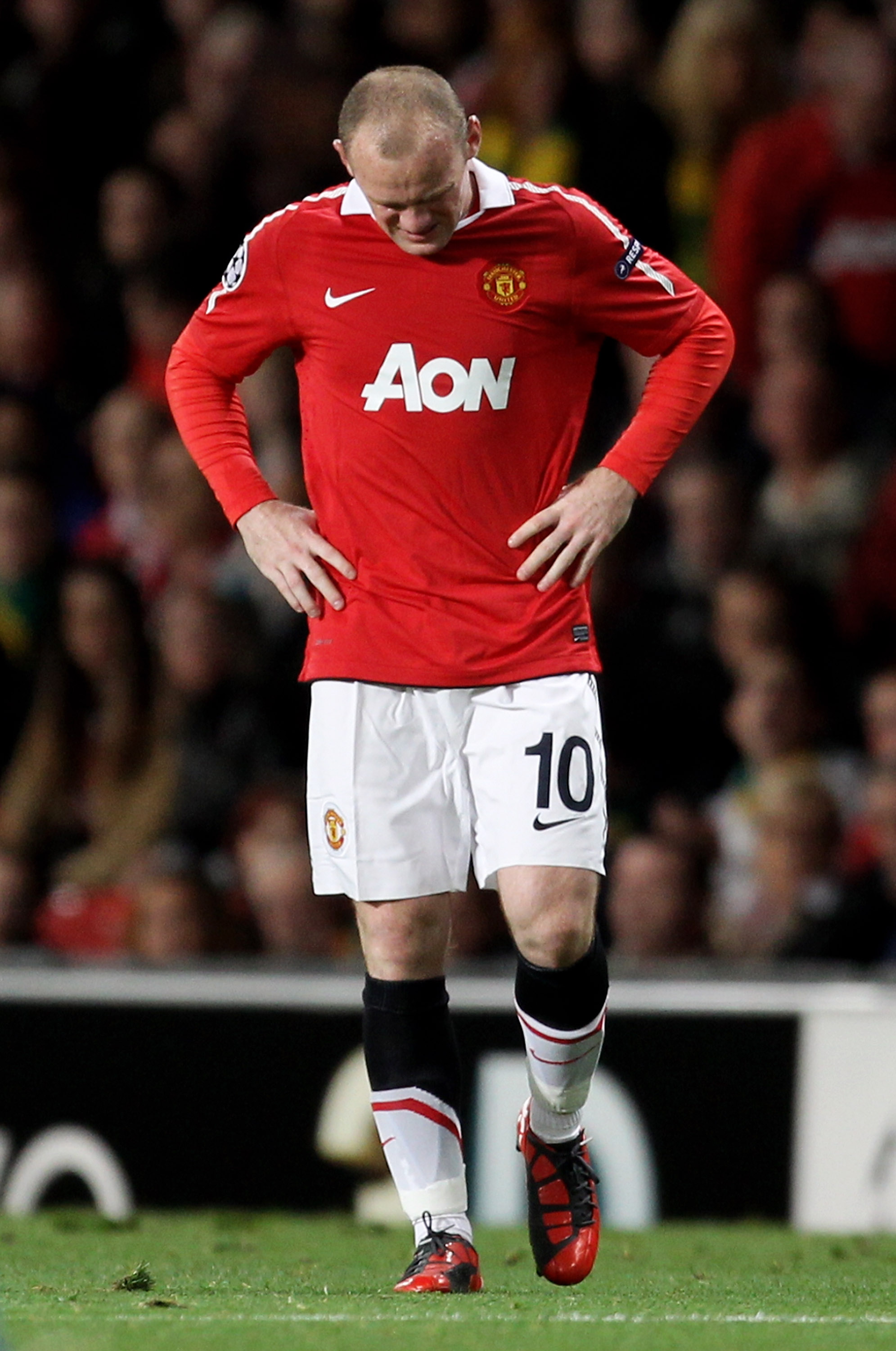 MANCHESTER, ENGLAND - SEPTEMBER 14:  Wayne Rooney of Manchester United grimaces in pain during the UEFA Champions League Group C match between Manchester United and Rangers at Old Trafford on September 14, 2010 in Manchester, England.  (Photo by Alex Live