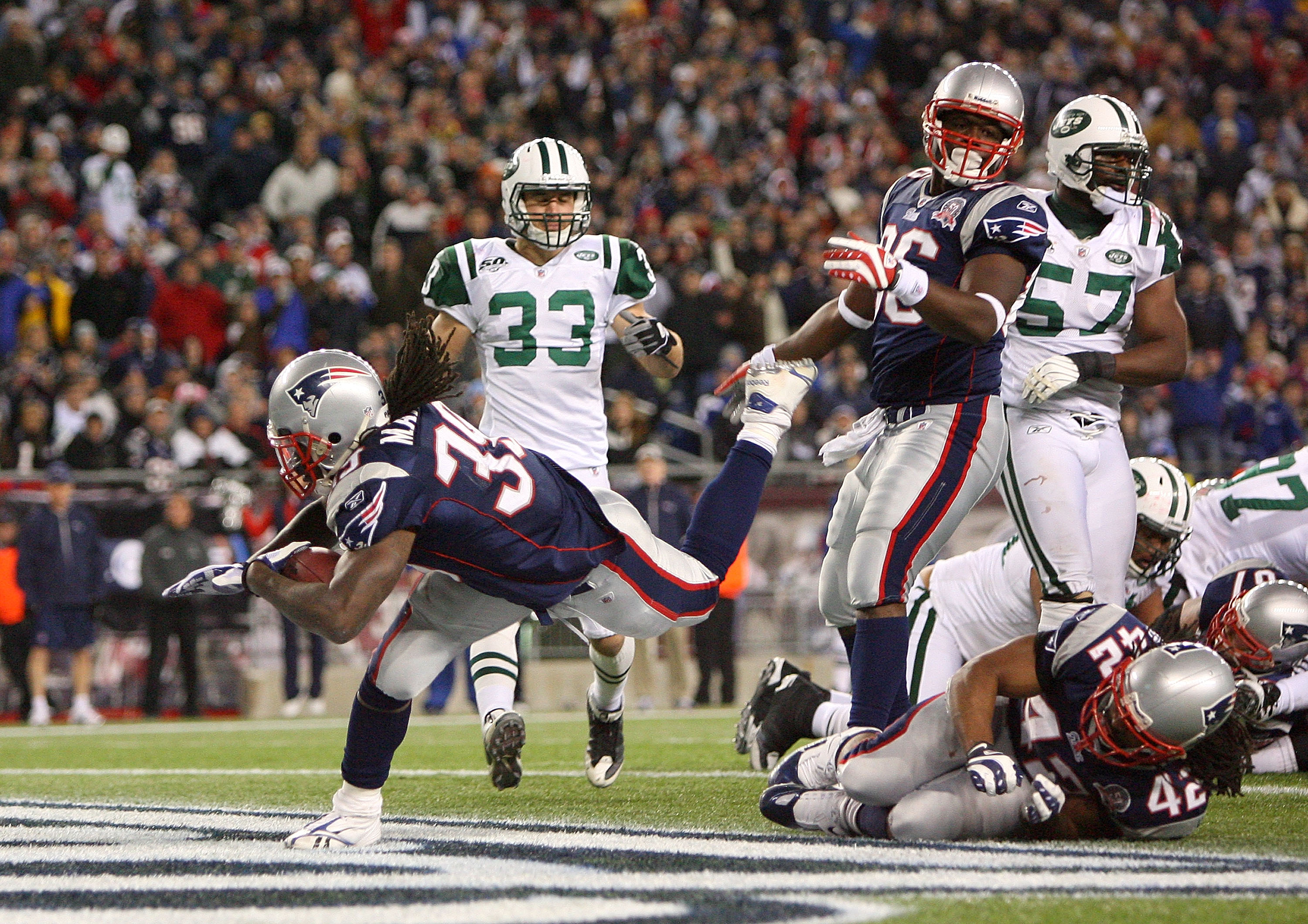FOXBORO, MA - NOVEMBER 22: Laurence Maroney #39 of the New England Patriots scores a touchdown in the fourth quarter during a game against the New York Jets at Gillette Stadium on November 22, 2009 in Foxboro, Massachusetts. (Photo by Jim Rogash/Getty Ima