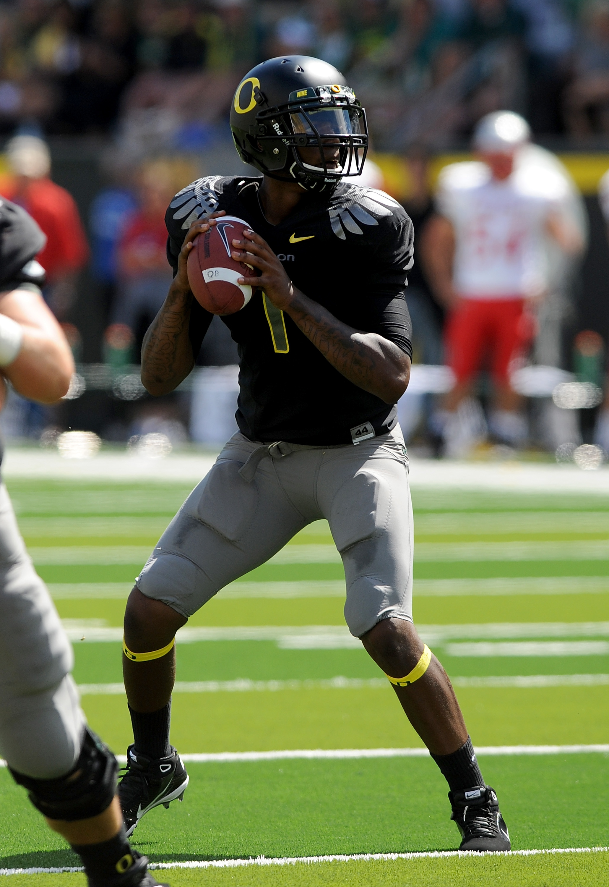 EUGENE, OR - SEPTEMBER 04: Quarterback Darron Thomas #1 of the Oregon Ducks sets to throw a pass in the first quarter of the game against the New Mexico Lobos at Autzen Stadium on September 4, 2010 in Eugene, Oregon. Oregon won the game 72-0. (Photo by S