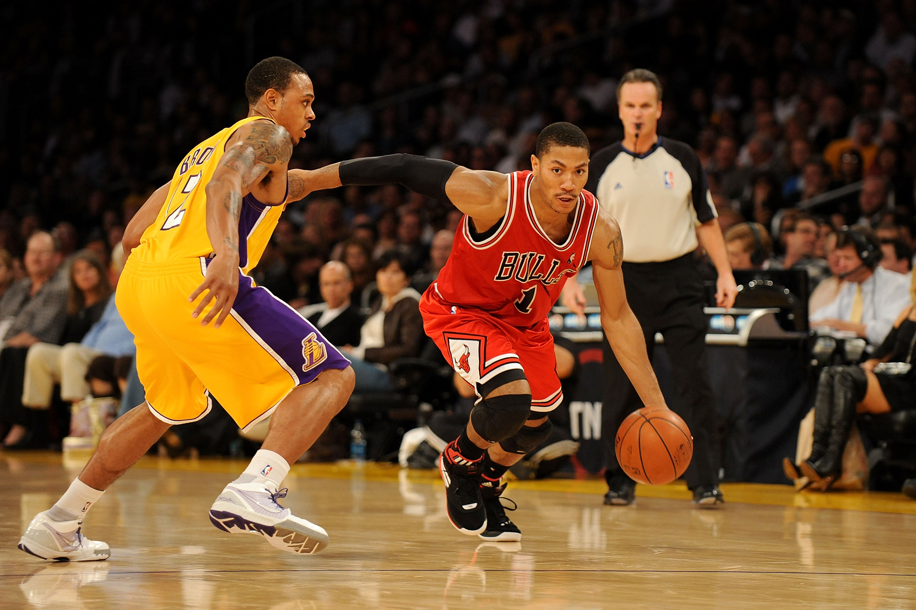 LOS ANGELES, CA - NOVEMBER 19:  Derrick Rose #1 of the Chicago Bulls drives against Shannon Brown #12 of the Los Angeles Lakers during the game on November 19, 2009 at Staples Center in Los Angeles, California.  The Lakers won 108-93.  NOTE TO USER: User 
