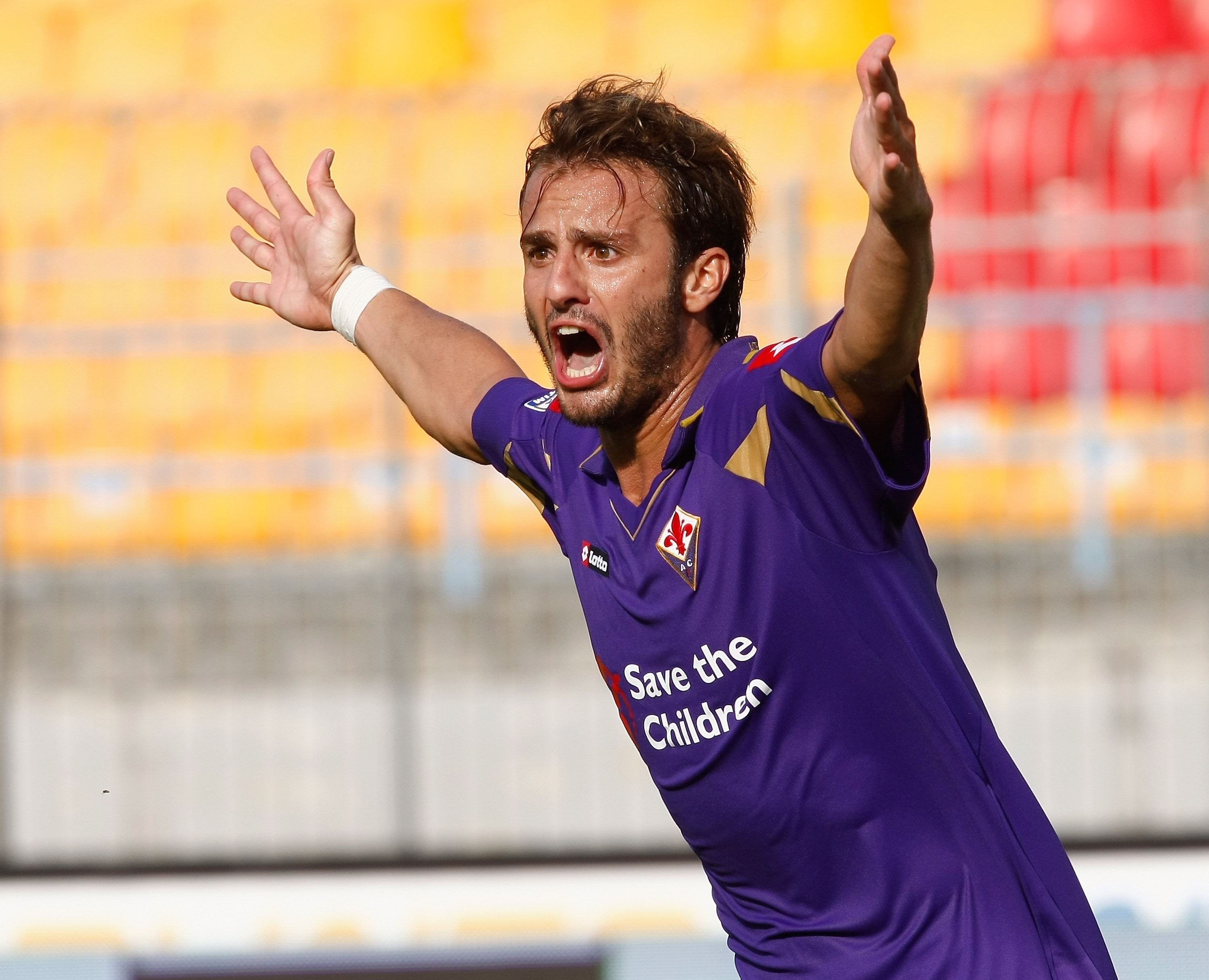 LECCE, ITALY - SEPTEMBER 12:  Alberto Gilardino of ACF Fiorentina gestures during the Serie A match between Lecce and Fiorentina at Stadio Via del Mare on September 12, 2010 in Lecce, Italy.  (Photo by Maurizio Lagana/Getty Images)
