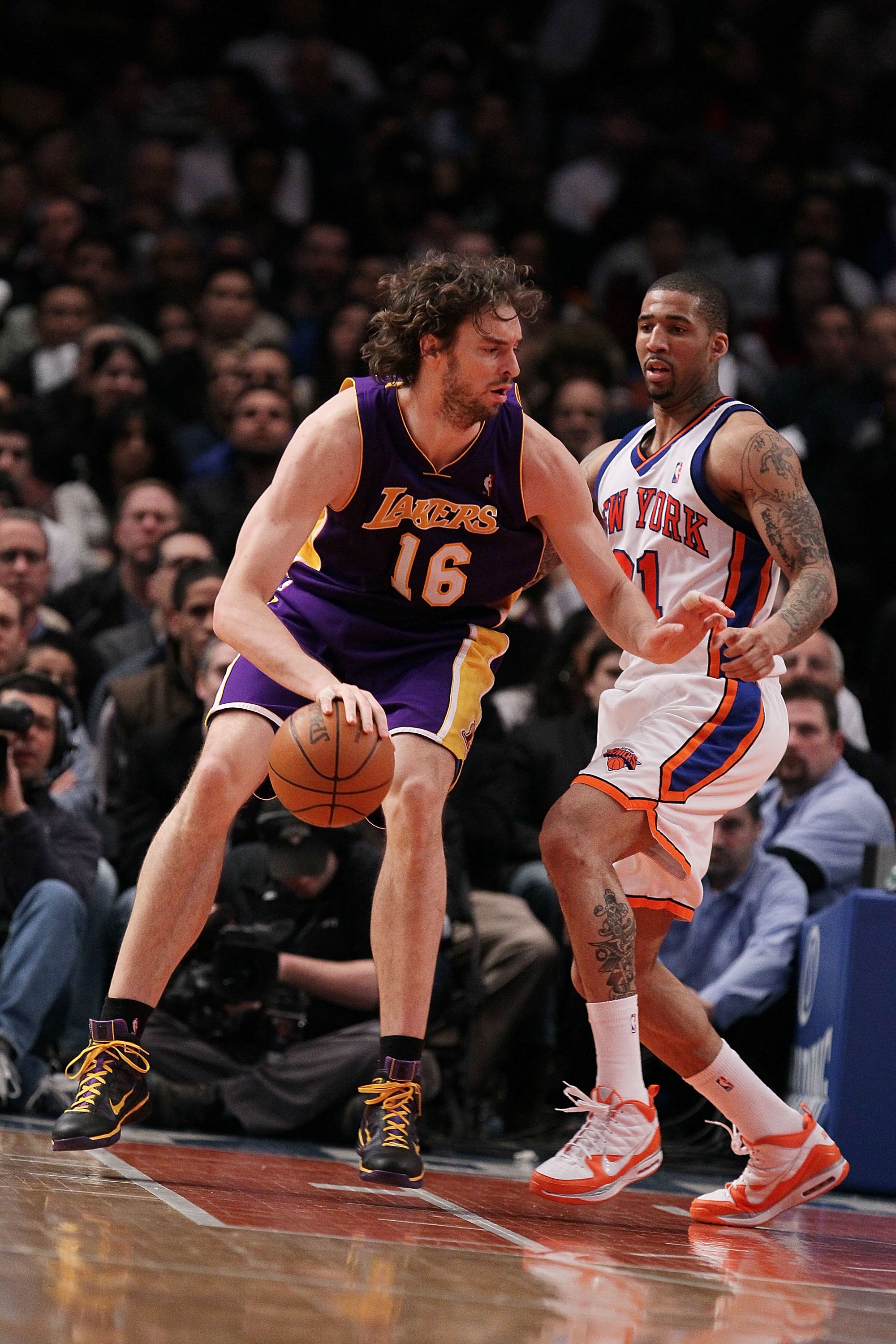 NEW YORK - JANUARY 22:  Pau Gasol #16 of the Los Angeles Lakers posts up against Wilson Chandler #21 of the New York Knicks during their game at Madison Square Garden on January 22, 2010 in New York, New York.  NOTE TO USER: User expressly acknowledges an